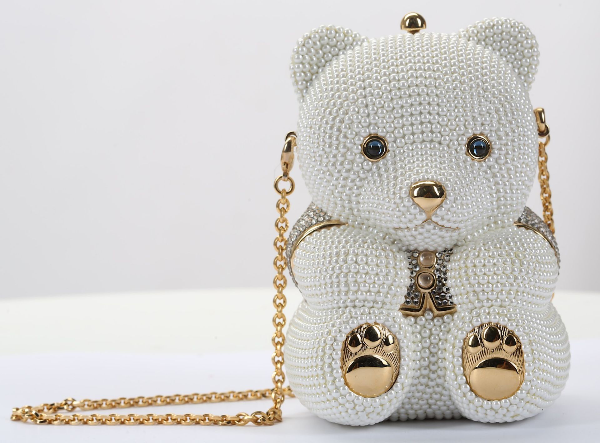 Judith Leiber Crystal and Pearl Sweetheart Bear Minaudiere, encrusted with faux seed pearls and - Bild 2 aus 10