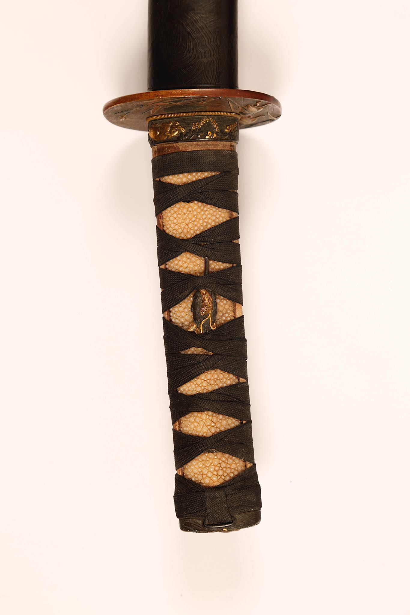 A WAKIZASHI. Edo period, circa 1800. The Mino-den blade with suguha hamon, suriage nakago - Image 3 of 4