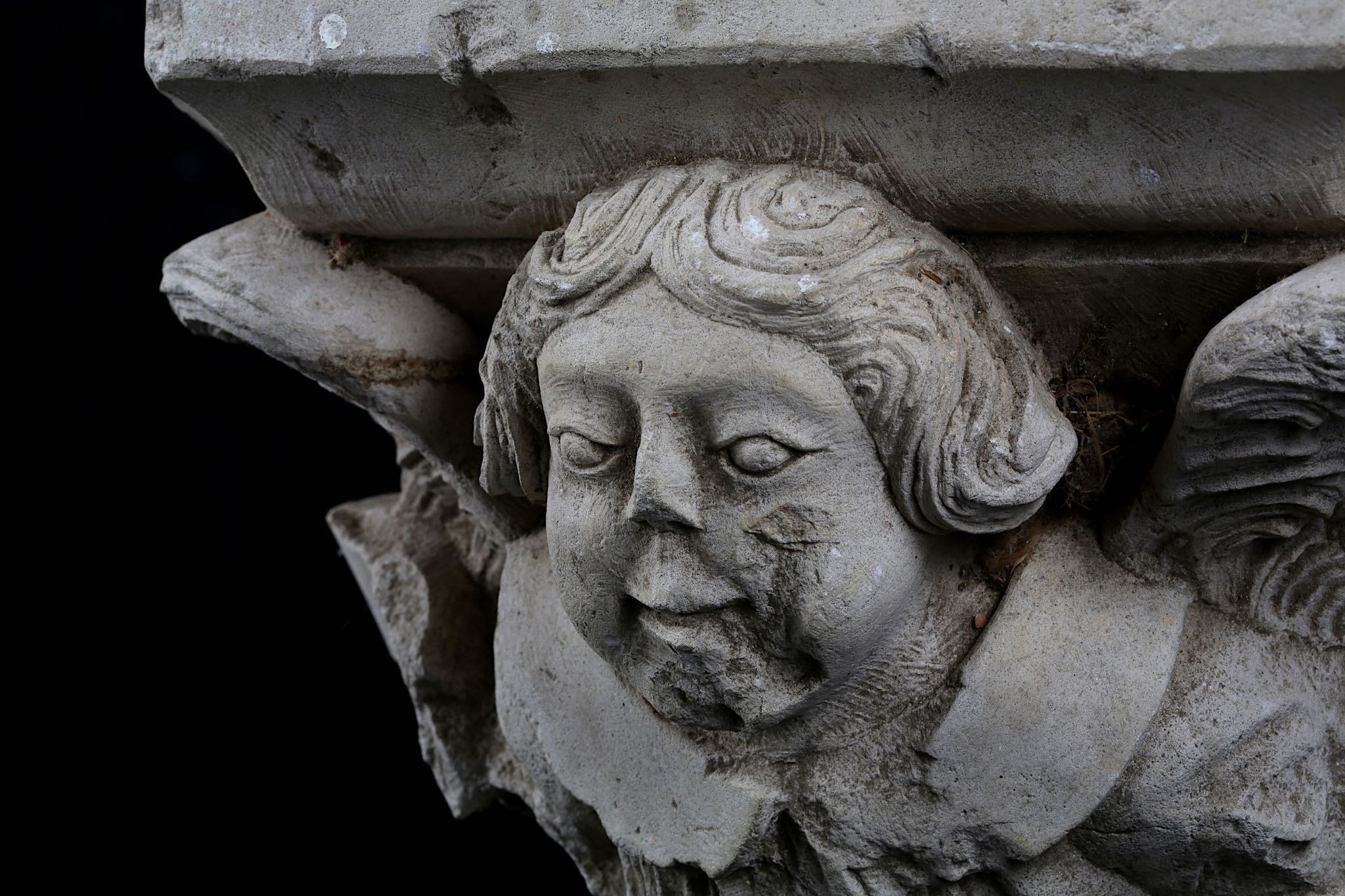 A FRENCH GOTHIC STYLE CARVED LIMESTONE CORBEL DEPICTING AN ANGEL POSSIBLY 16TH CENTURY the figure - Image 5 of 12