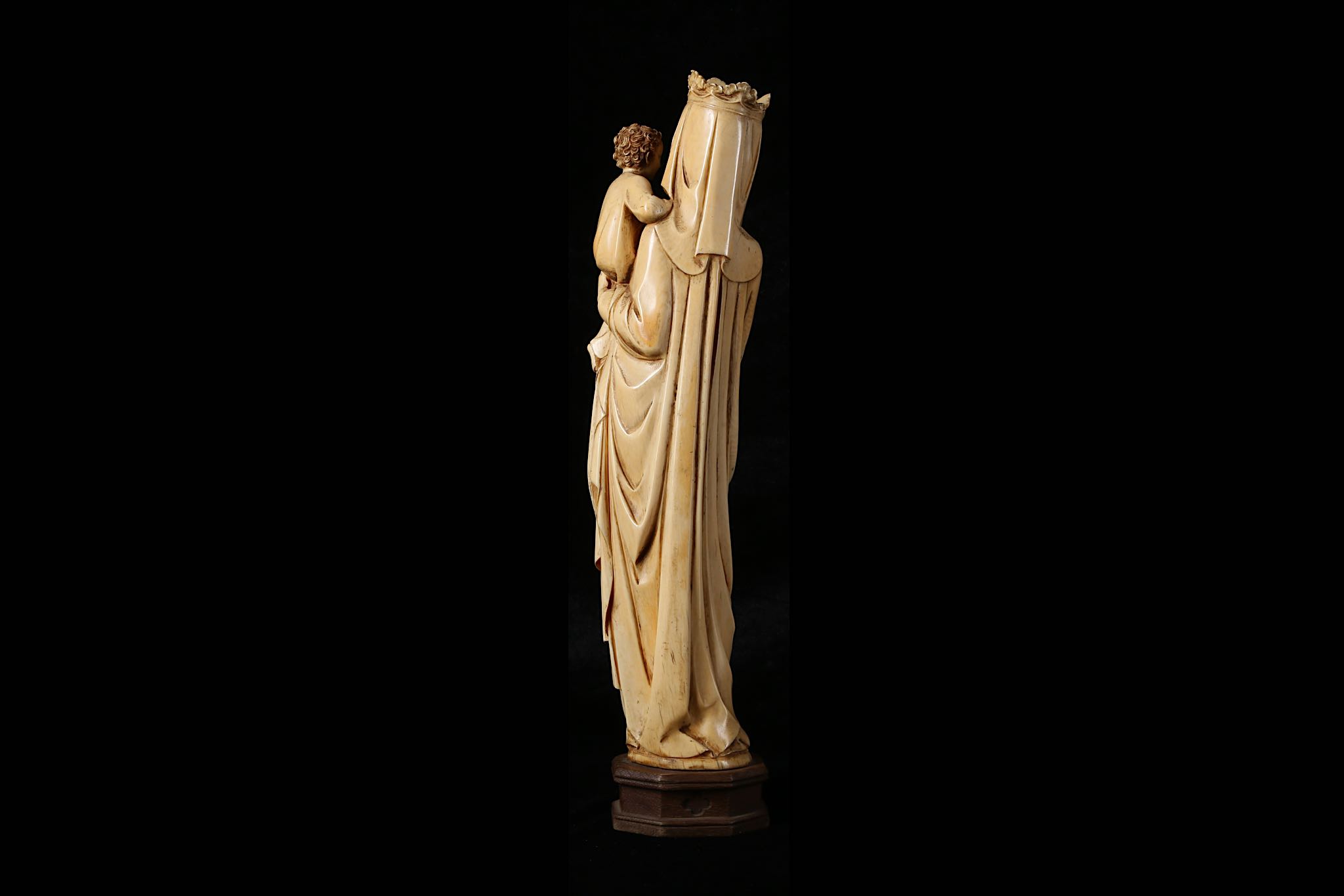 A LARGE 19TH CENTURY FRENCH (DIEPPE) CARVED IVORY FIGURE OF THE VIRGIN AND CHILD IN THE GOTHIC STYLE - Image 3 of 5