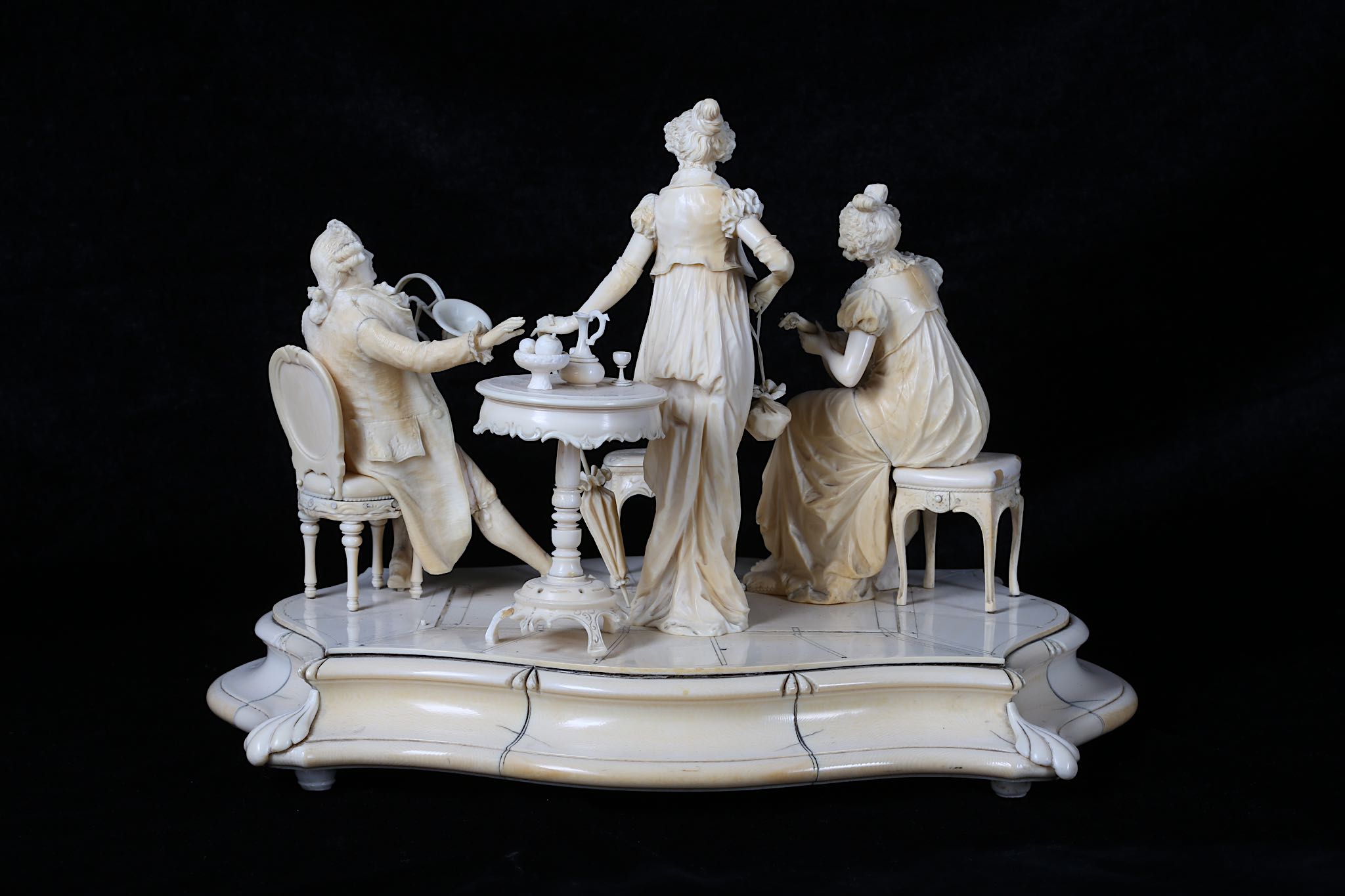 A LARGE LATE 19TH CENTURY GERMAN / AUSTRIAN CARVED IVORY FIGURAL GROUP OF AN INTERIOR SCENE - Image 8 of 9