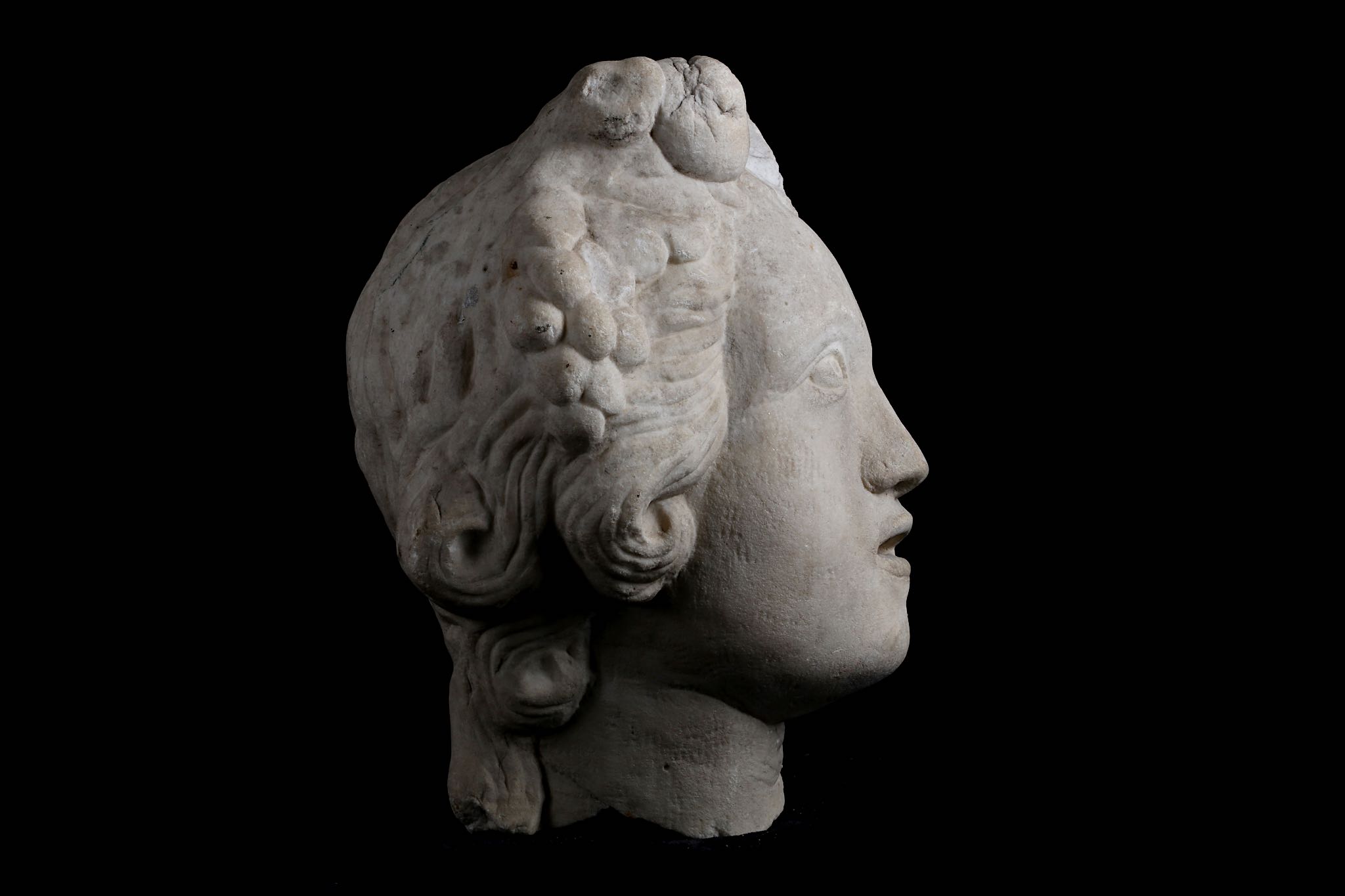 A 17TH CENTURY ITALIAN MARBLE HEAD OF A BACCHANTE / CERES her mouth open and her hair adorned with - Image 4 of 6