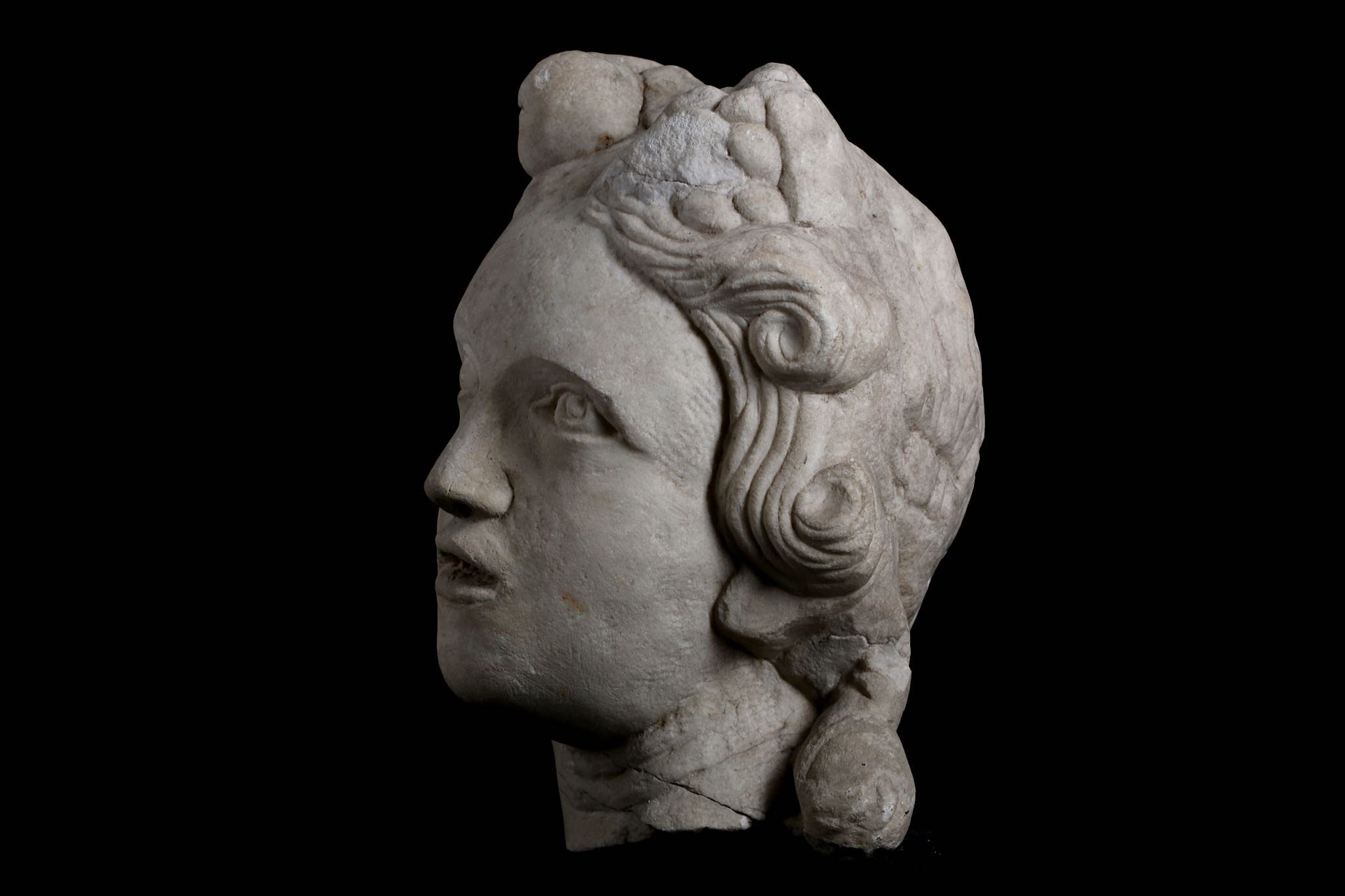 A 17TH CENTURY ITALIAN MARBLE HEAD OF A BACCHANTE / CERES her mouth open and her hair adorned with - Image 6 of 6