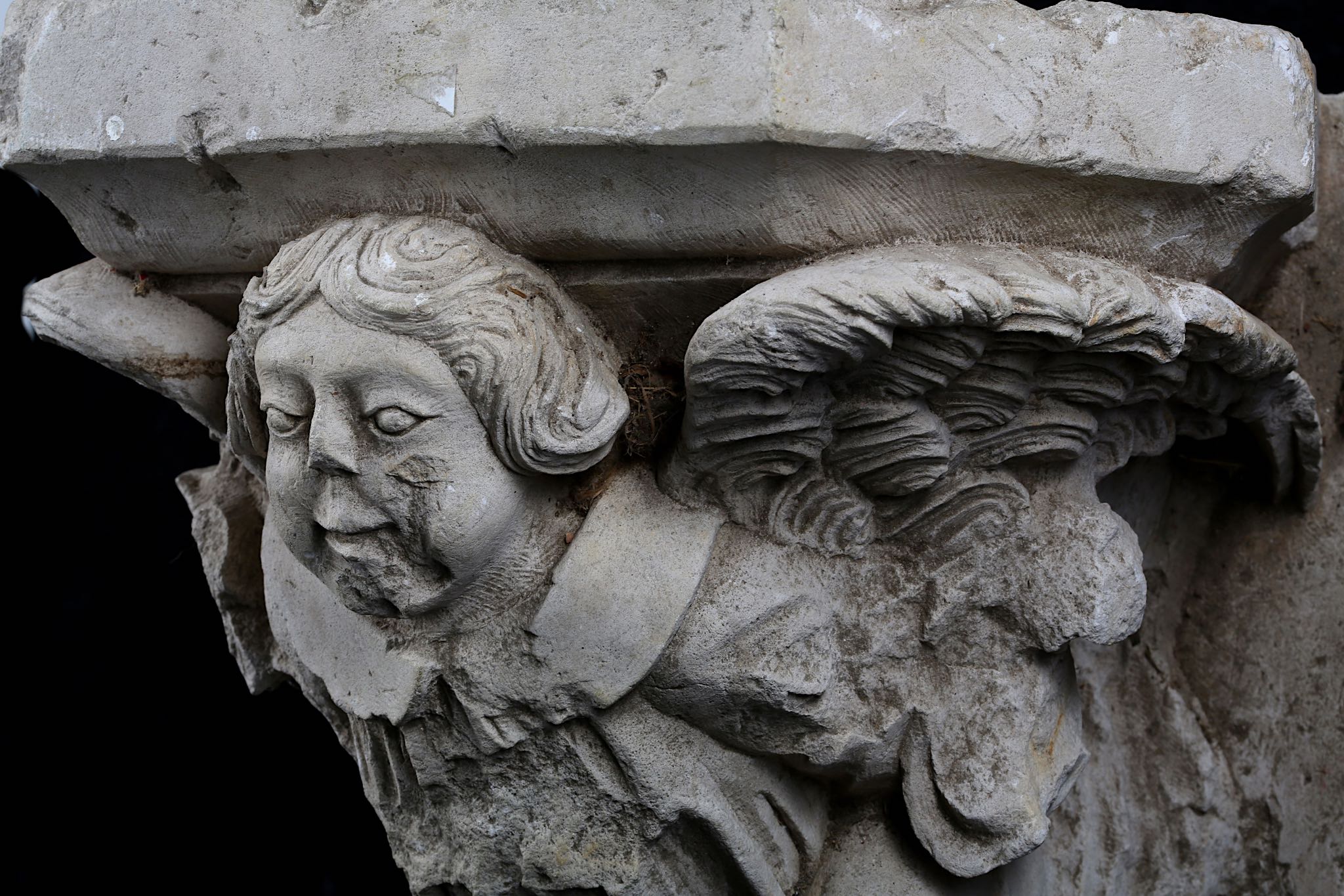 A FRENCH GOTHIC STYLE CARVED LIMESTONE CORBEL DEPICTING AN ANGEL POSSIBLY 16TH CENTURY the figure - Image 7 of 12