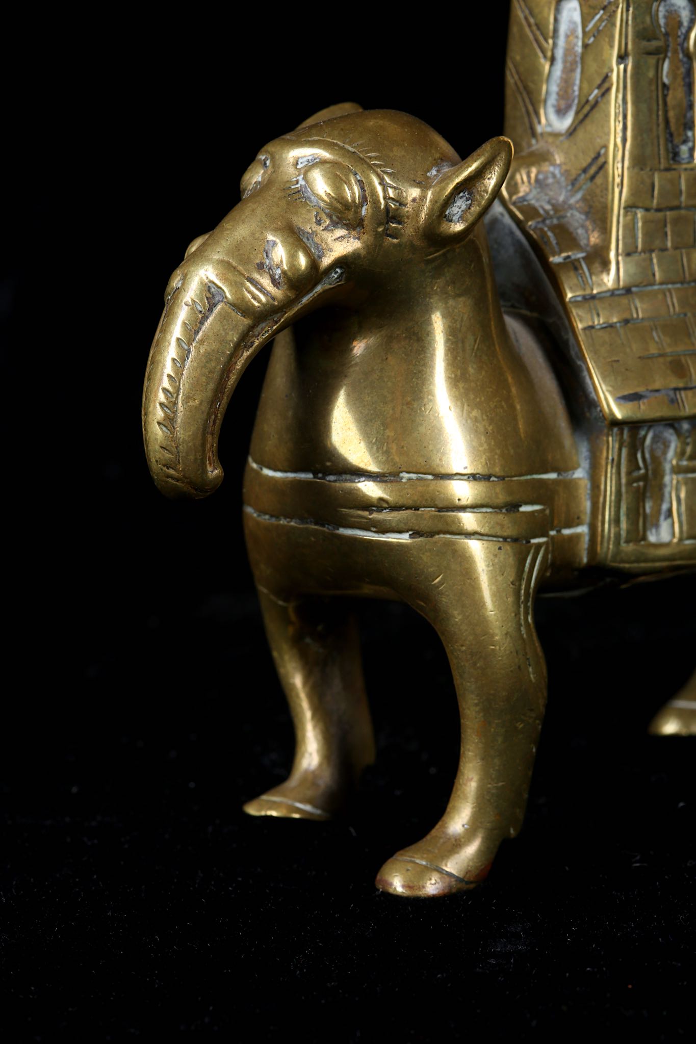 A MAGDEBURG STYLE BRONZE CANDLESTICK IN THE FORM OF AN ELEPHANT AND CASTLE, PROBABLY 19TH CENTURY - Image 7 of 8