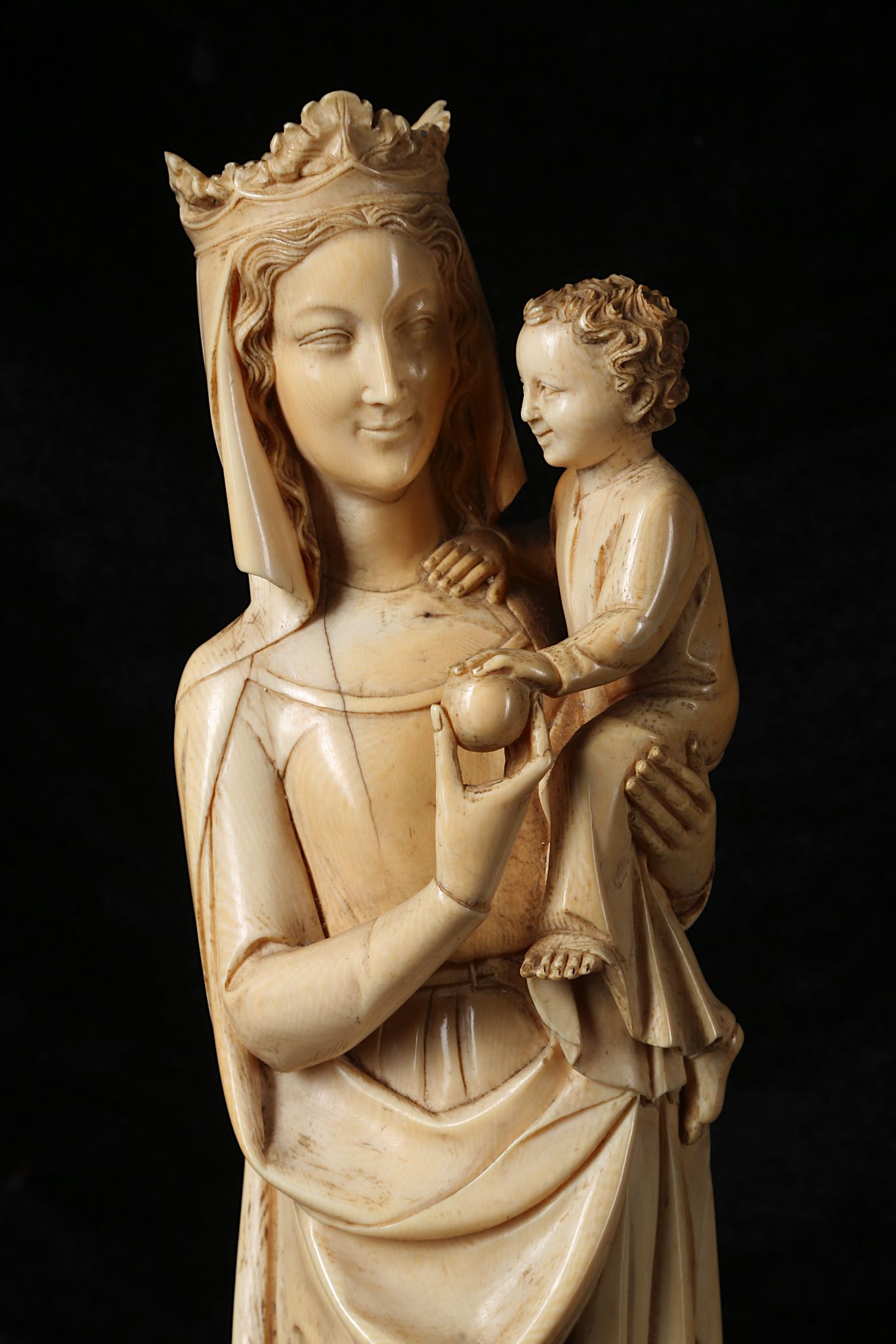 A LARGE 19TH CENTURY FRENCH (DIEPPE) CARVED IVORY FIGURE OF THE VIRGIN AND CHILD IN THE GOTHIC STYLE - Image 5 of 5