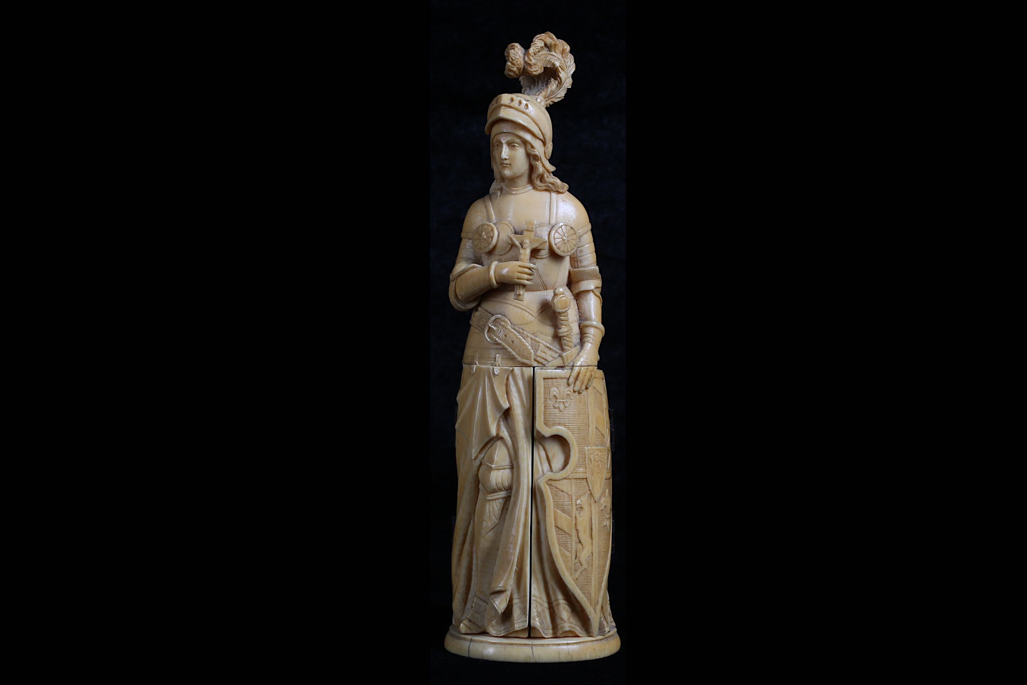 A 19TH CENTURY DIEPPE IVORY TRIPTYCH FIGURE OF JOAN OF ARC the standing figure holding a shield in - Image 2 of 11