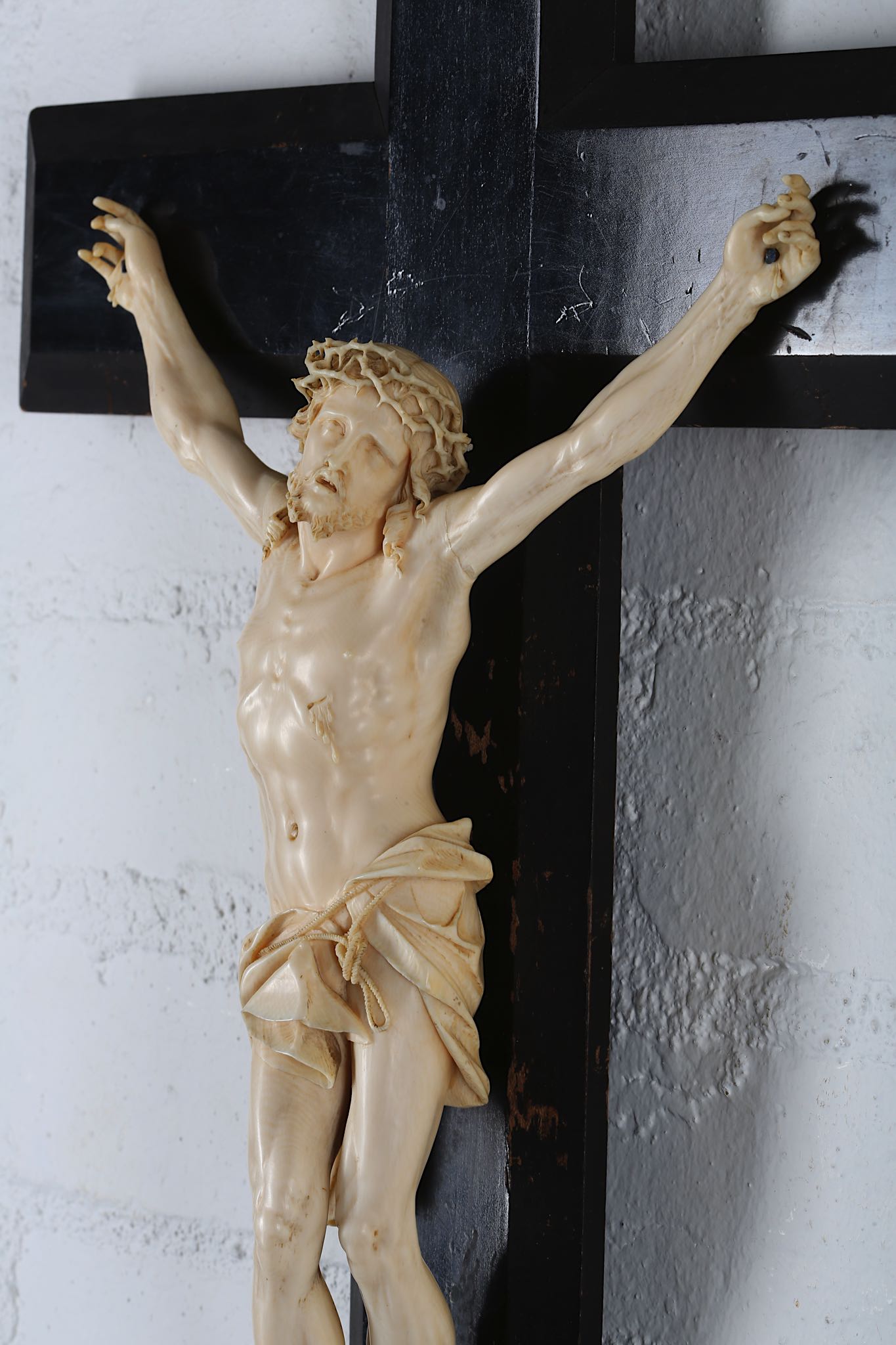 A 19TH CENTURY CARVED IVORY CRUCIFIX the Corpus Christi figure of Christ depicted wearing the - Image 5 of 6