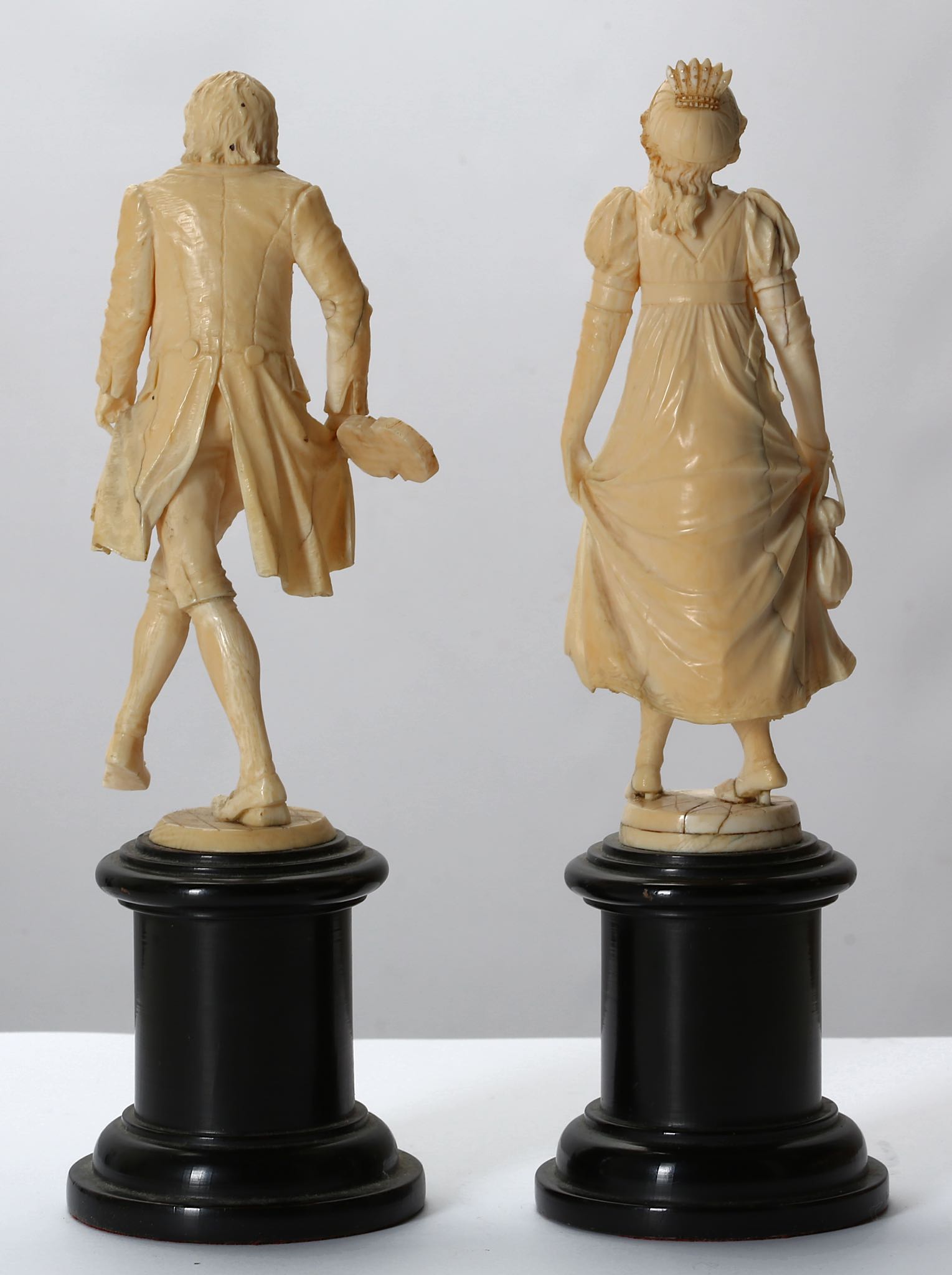 A PAIR OF EARLY 19TH CENTURY FRENCH (DIEPPE) IVORY FIGURES OF A LADY AND GENTLEMAN DANCING the - Image 3 of 7