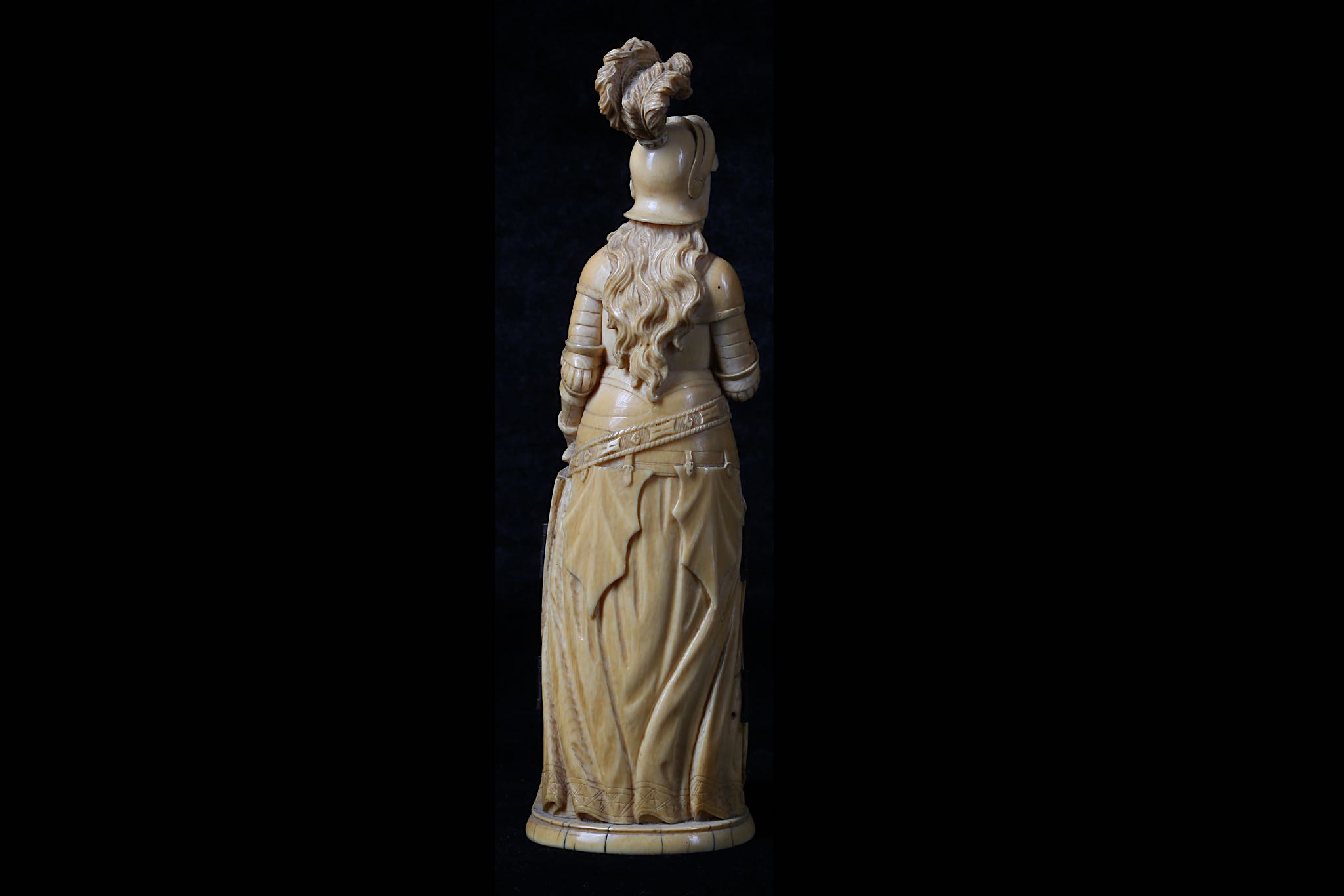 A 19TH CENTURY DIEPPE IVORY TRIPTYCH FIGURE OF JOAN OF ARC the standing figure holding a shield in - Image 4 of 11