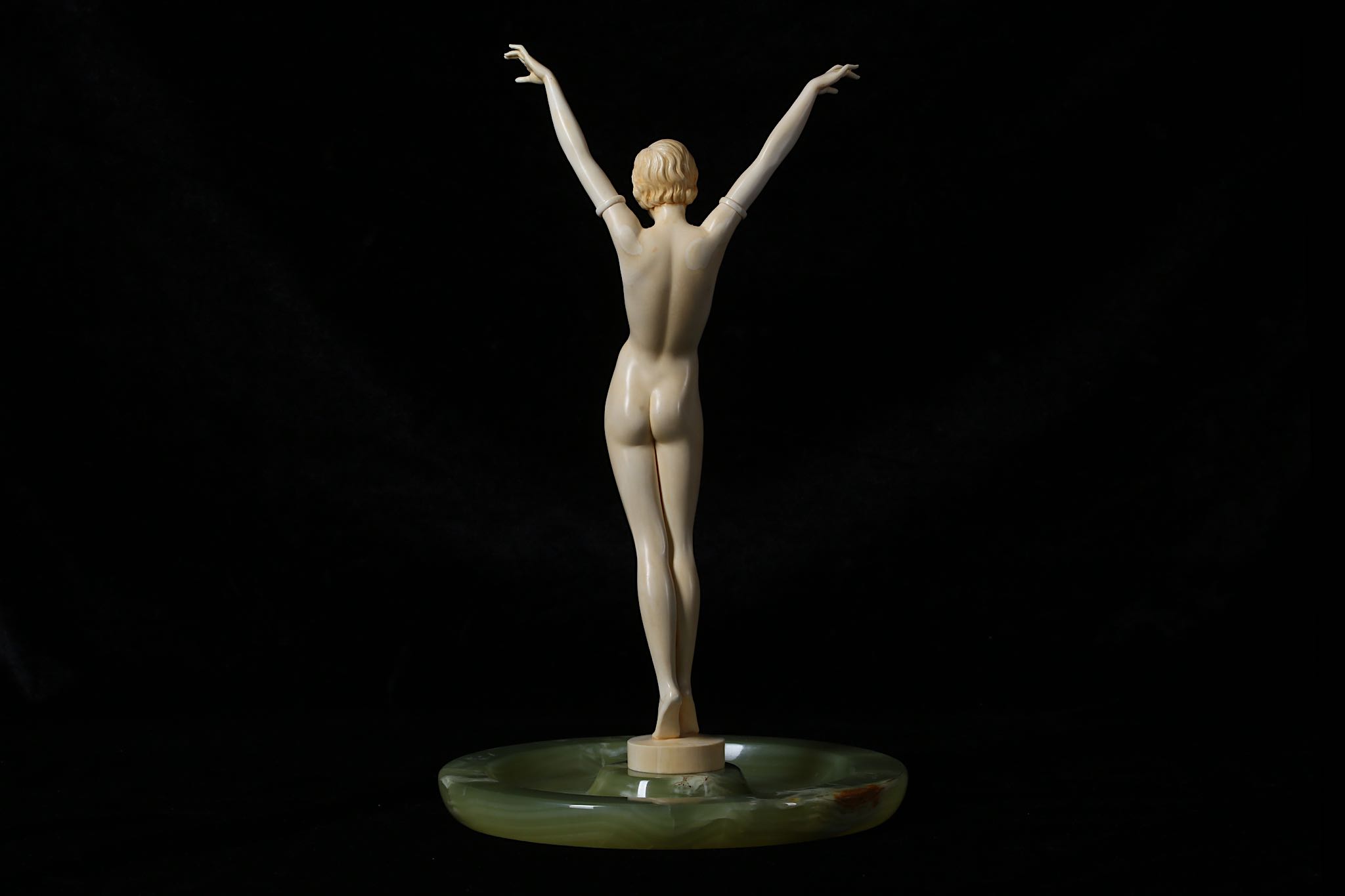 A FRENCH ART DECO PERIOD CARVED IVORY FIGURE OF A NUDE GIRL CIRCA 1920 the standing figure with both - Image 4 of 6