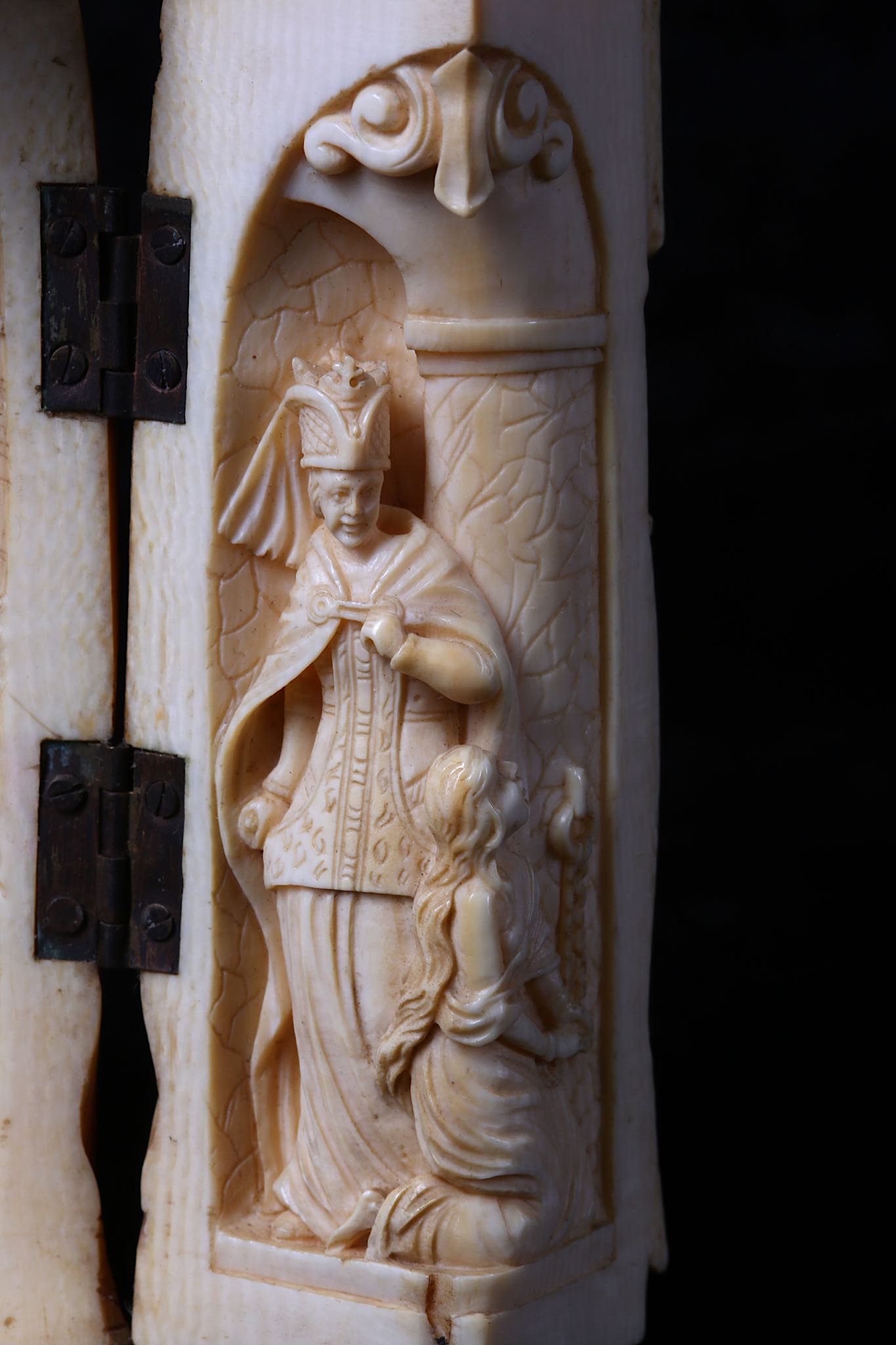 A 19TH CENTURY DIEPPE IVORY TRIPTYCH FIGURE OF JOAN OF ARC the standing figure holding a shield in - Image 8 of 11