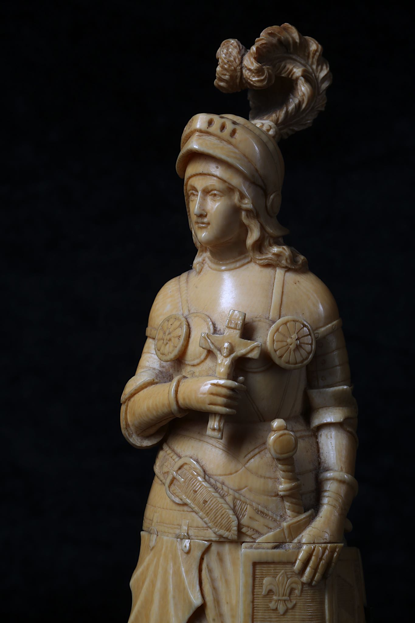 A 19TH CENTURY DIEPPE IVORY TRIPTYCH FIGURE OF JOAN OF ARC the standing figure holding a shield in - Image 7 of 11