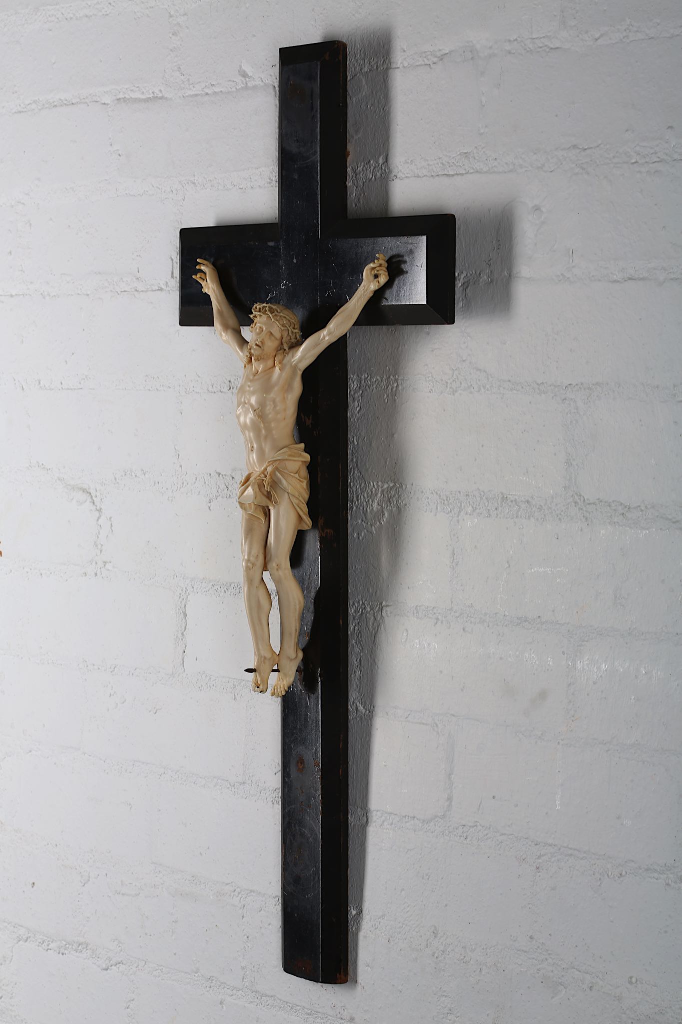 A 19TH CENTURY CARVED IVORY CRUCIFIX the Corpus Christi figure of Christ depicted wearing the - Image 3 of 6