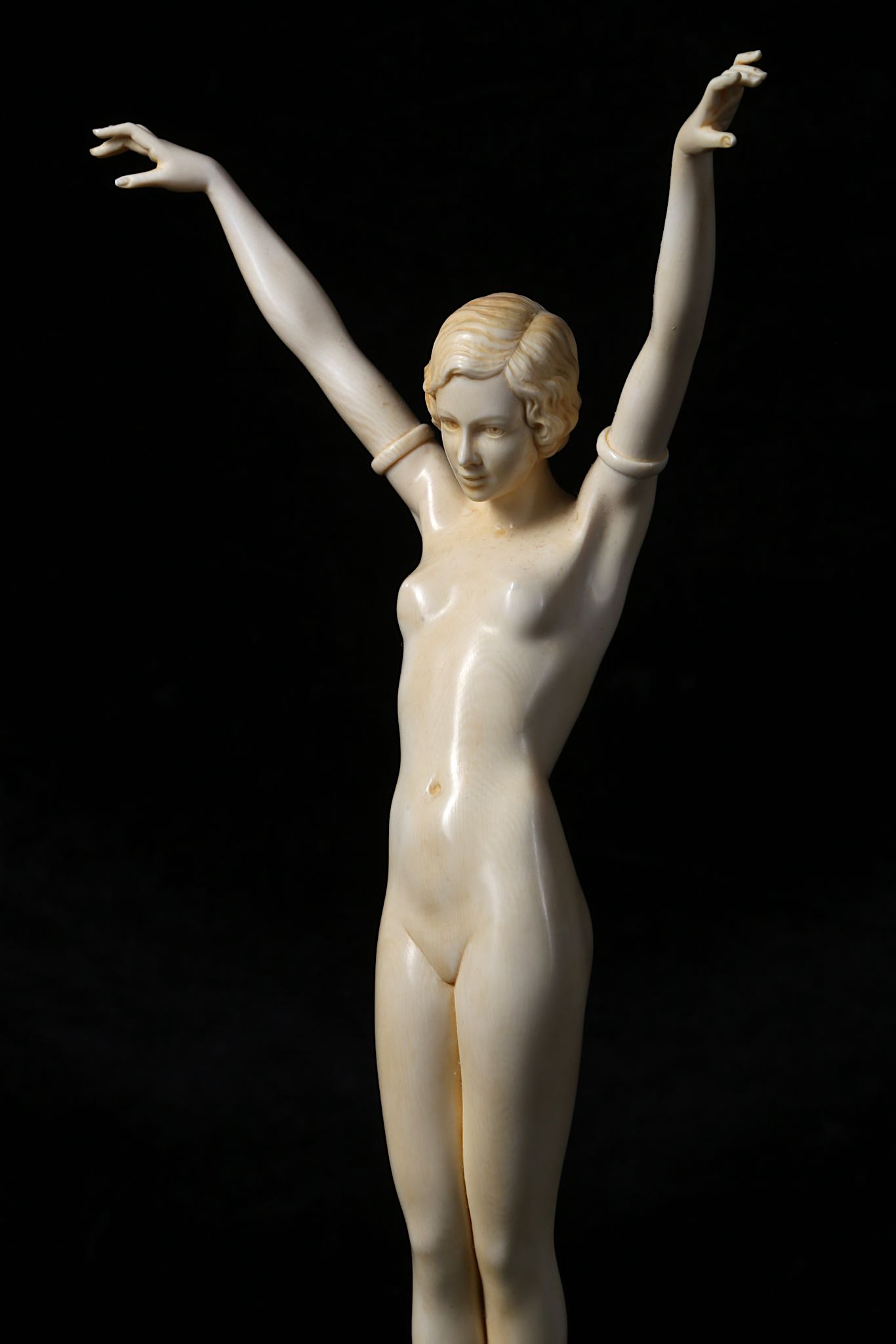 A FRENCH ART DECO PERIOD CARVED IVORY FIGURE OF A NUDE GIRL CIRCA 1920 the standing figure with both - Image 6 of 6