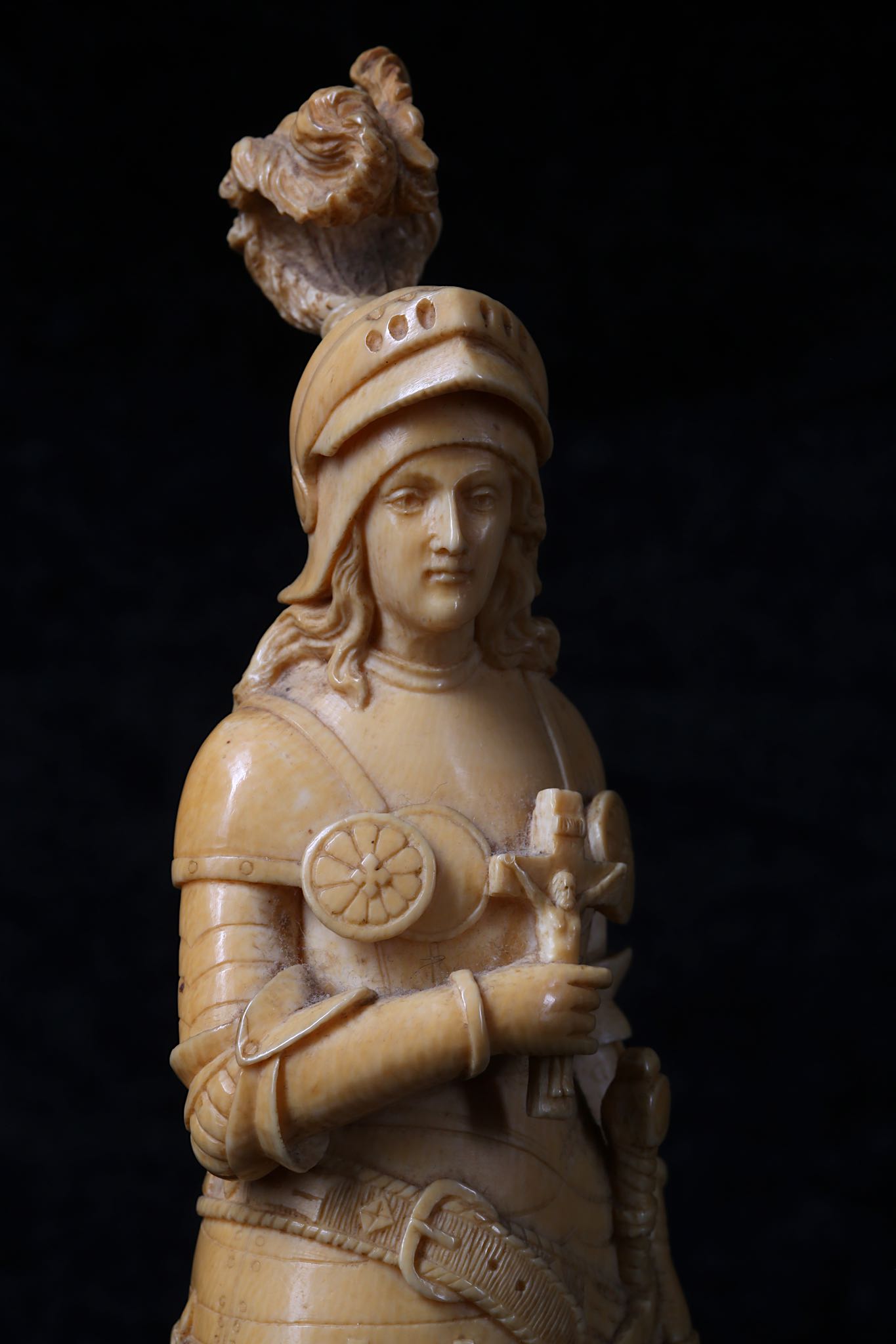 A 19TH CENTURY DIEPPE IVORY TRIPTYCH FIGURE OF JOAN OF ARC the standing figure holding a shield in - Image 6 of 11