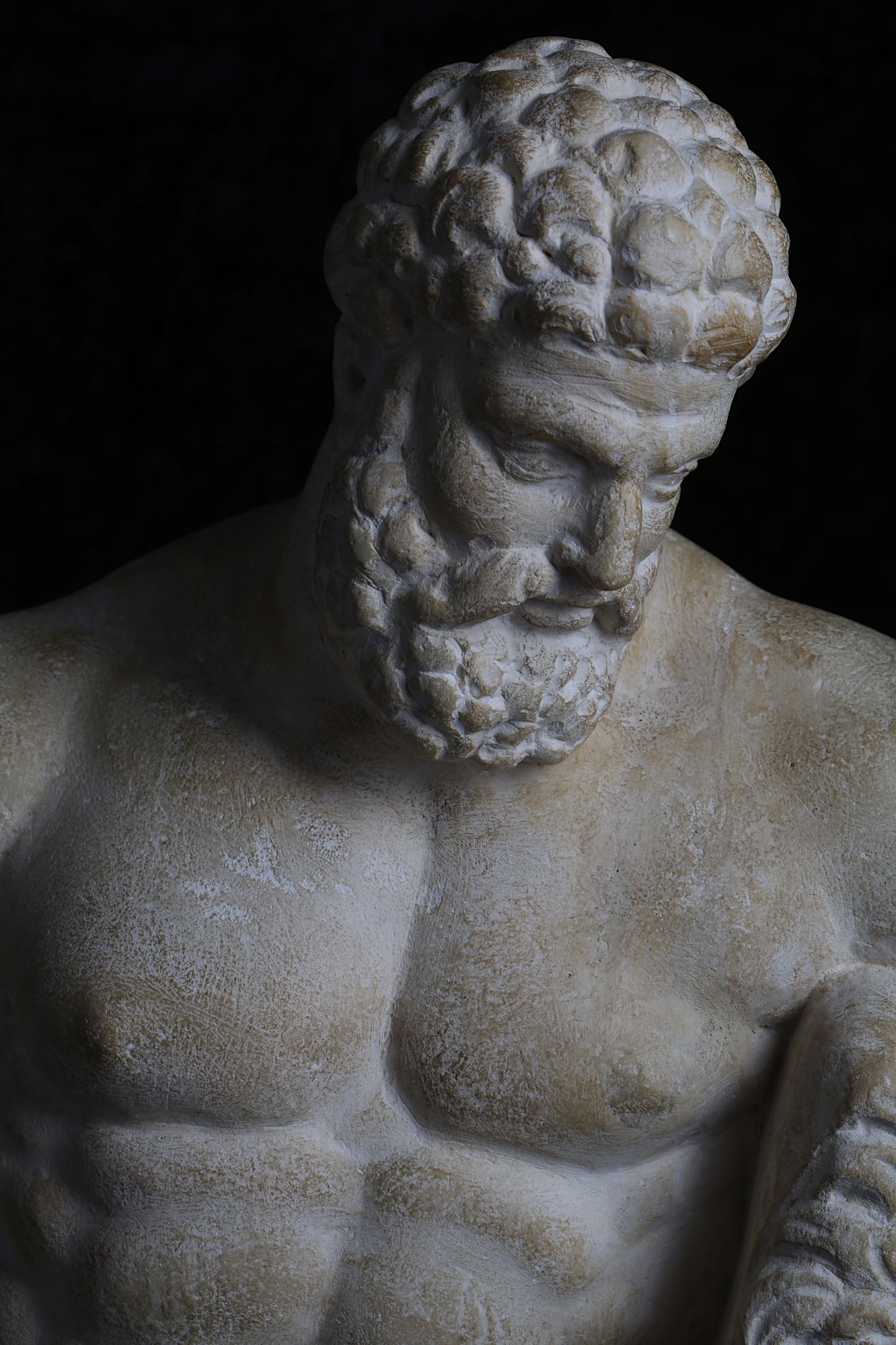 AN 18TH CENTURY CARVED LIMESTONE FIGURE OF THE WEARY HERCULES OF LYSIPPOS, AFTER THE ANTIQUE the - Image 3 of 11