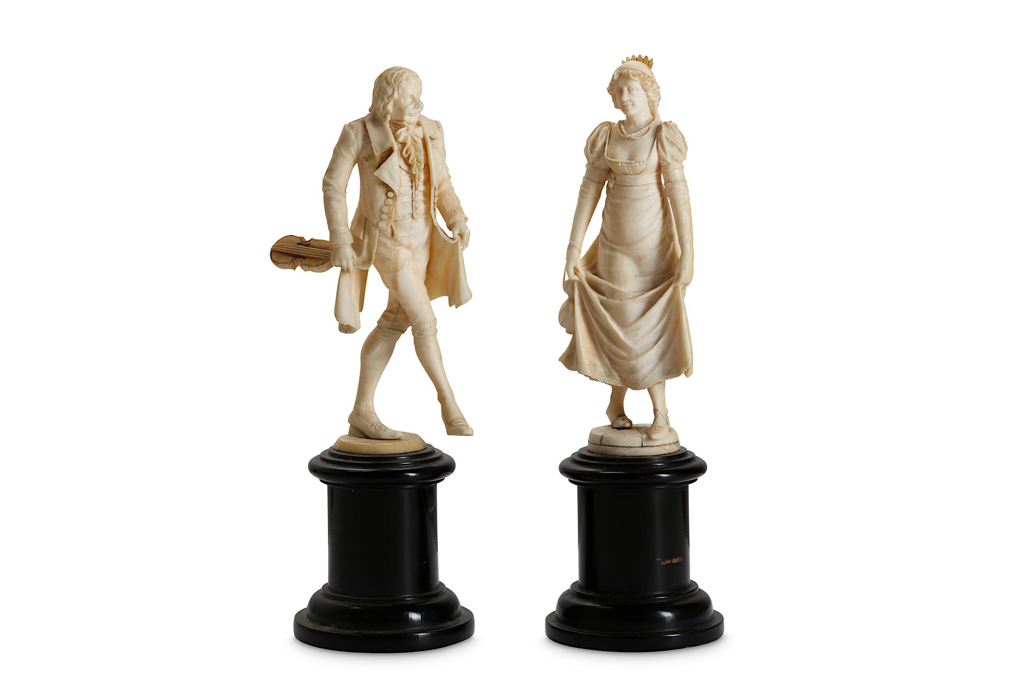 A PAIR OF EARLY 19TH CENTURY FRENCH (DIEPPE) IVORY FIGURES OF A LADY AND GENTLEMAN DANCING the