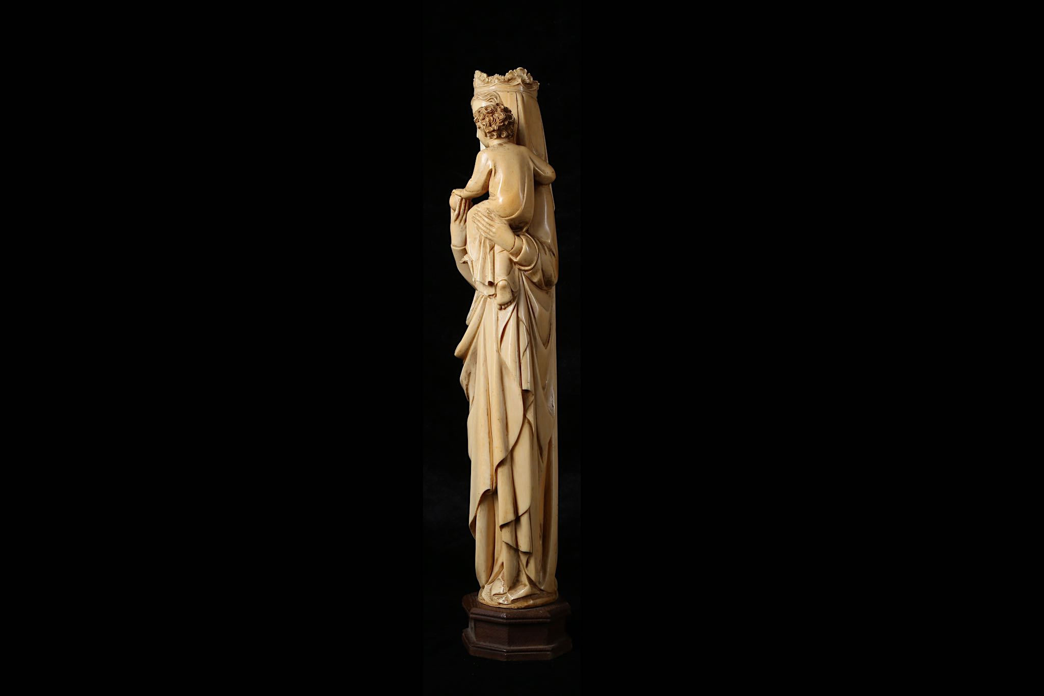A LARGE 19TH CENTURY FRENCH (DIEPPE) CARVED IVORY FIGURE OF THE VIRGIN AND CHILD IN THE GOTHIC STYLE - Image 2 of 5