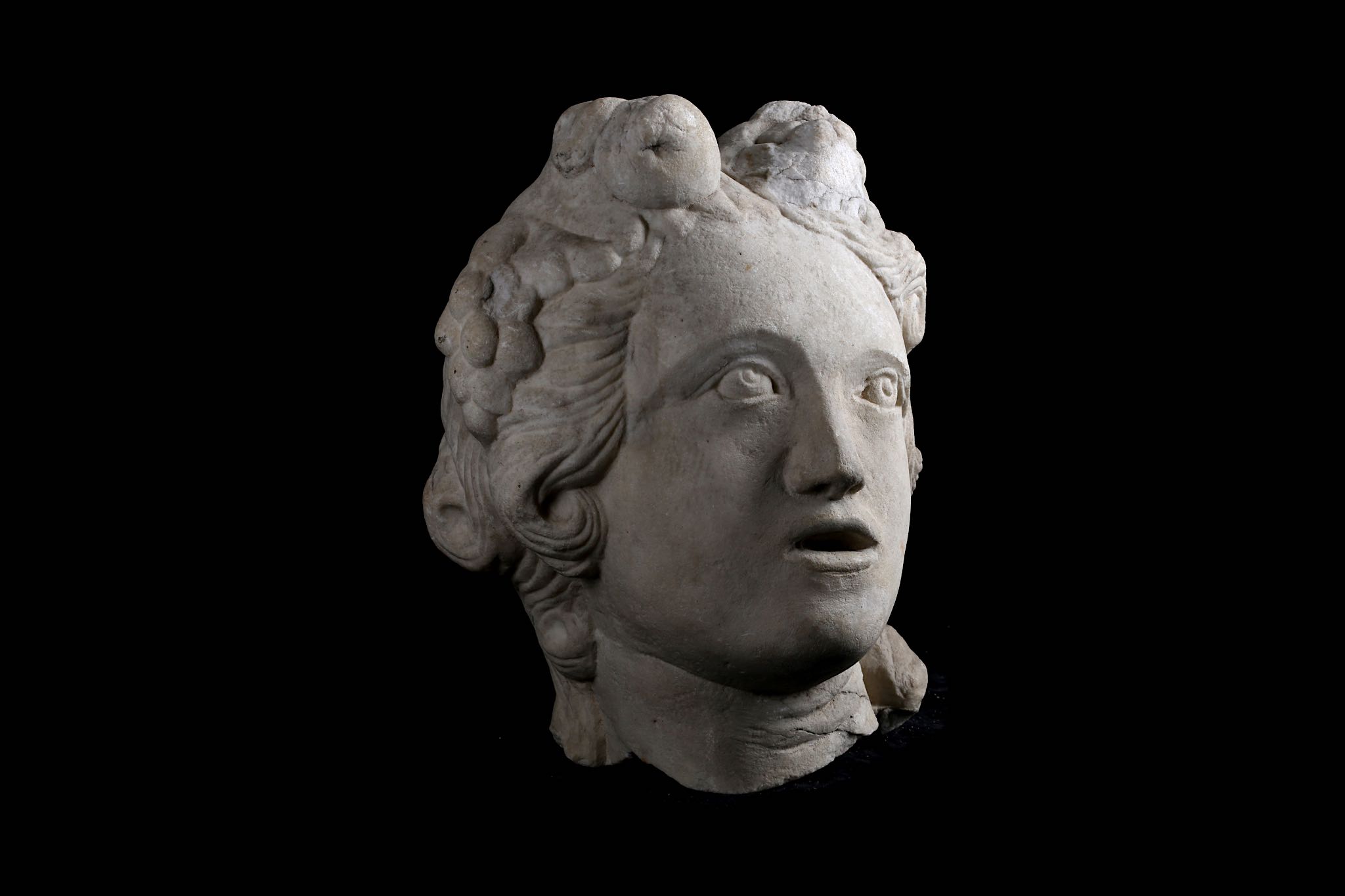 A 17TH CENTURY ITALIAN MARBLE HEAD OF A BACCHANTE / CERES her mouth open and her hair adorned with - Image 3 of 6