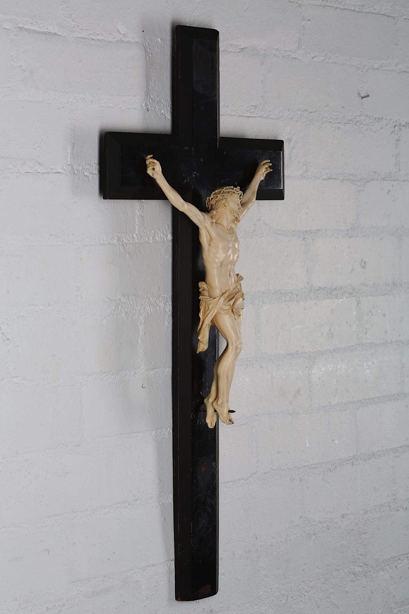 A 19TH CENTURY CARVED IVORY CRUCIFIX the Corpus Christi figure of Christ depicted wearing the - Image 4 of 6