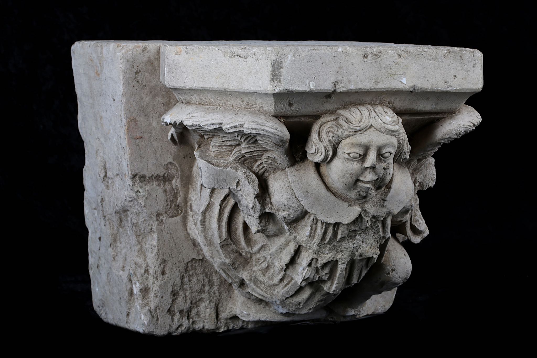 A FRENCH GOTHIC STYLE CARVED LIMESTONE CORBEL DEPICTING AN ANGEL POSSIBLY 16TH CENTURY the figure - Image 4 of 12