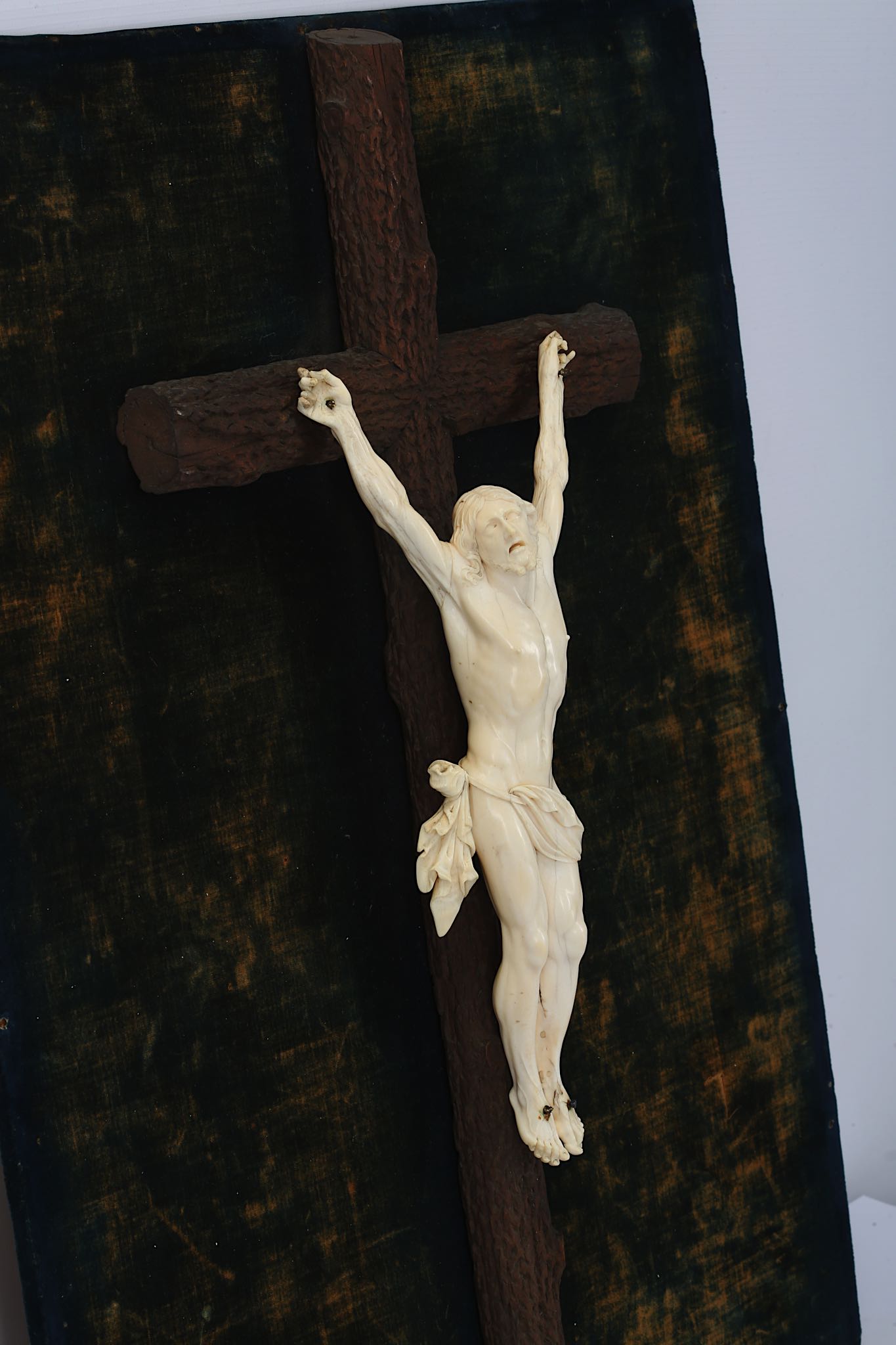 A LATE 18TH CENTURY CARVED IVORY CORPUS CHRISTI the fine carved figure of Christ with head turned to - Image 3 of 4