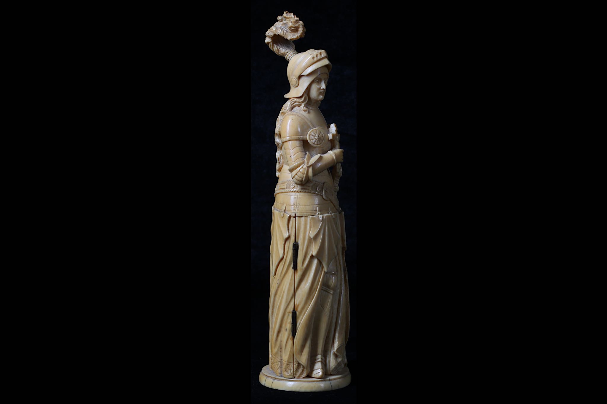 A 19TH CENTURY DIEPPE IVORY TRIPTYCH FIGURE OF JOAN OF ARC the standing figure holding a shield in - Image 5 of 11