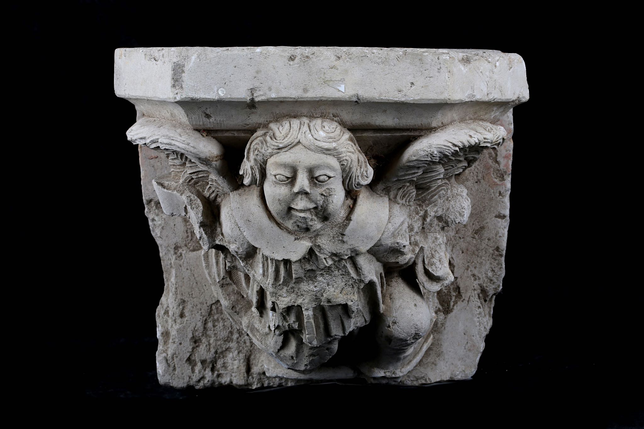A FRENCH GOTHIC STYLE CARVED LIMESTONE CORBEL DEPICTING AN ANGEL POSSIBLY 16TH CENTURY the figure - Image 3 of 12