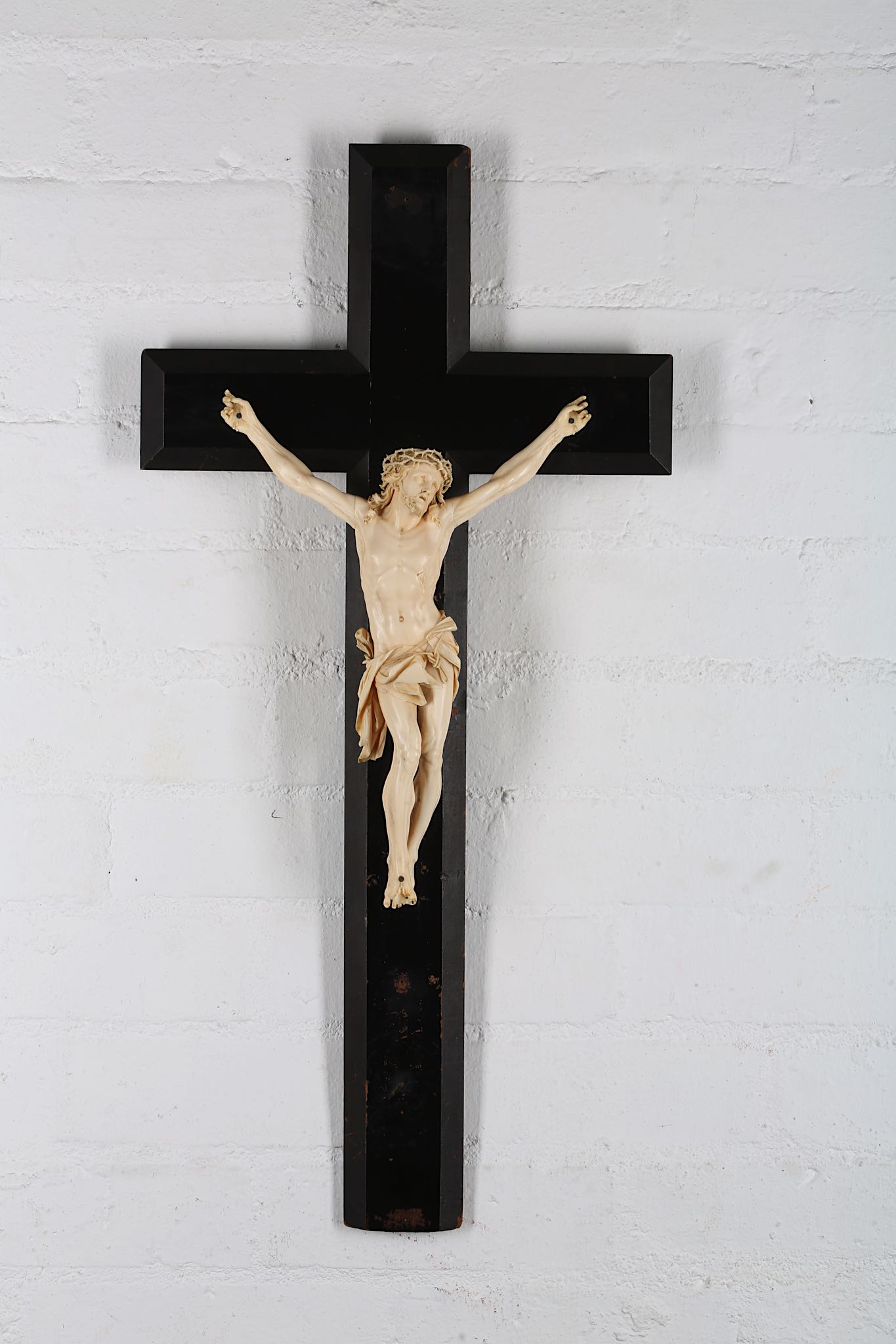 A 19TH CENTURY CARVED IVORY CRUCIFIX the Corpus Christi figure of Christ depicted wearing the - Image 2 of 6