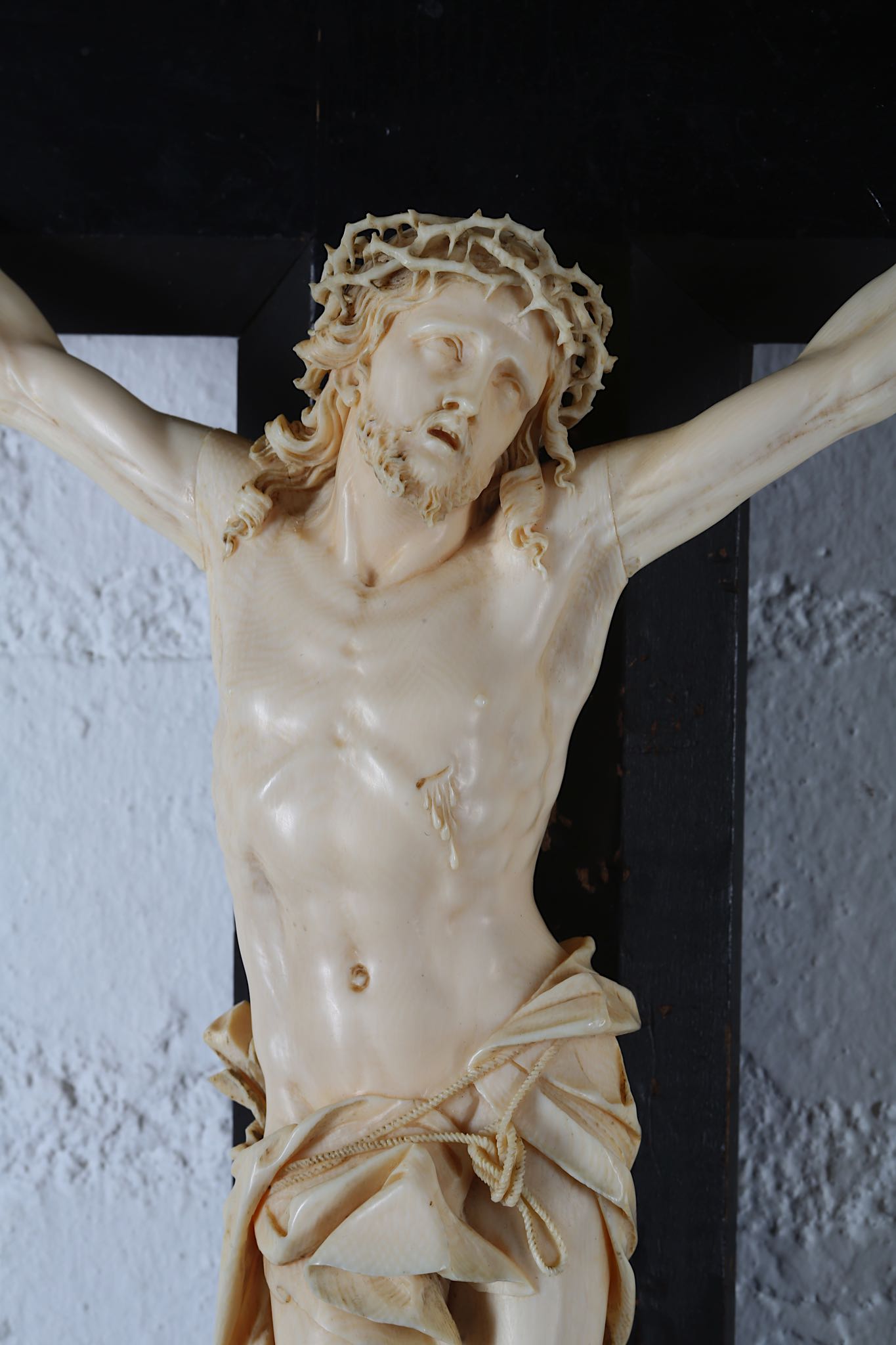 A 19TH CENTURY CARVED IVORY CRUCIFIX the Corpus Christi figure of Christ depicted wearing the - Image 6 of 6