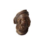 A LATE 17TH / 18TH CENTURY CARVED GILTWOOD HEAD OF A GENTLEMAN, POSSIBLY SHAKESPEARE wearing a