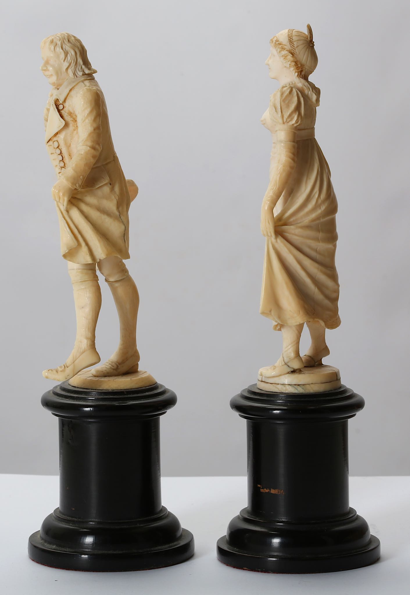 A PAIR OF EARLY 19TH CENTURY FRENCH (DIEPPE) IVORY FIGURES OF A LADY AND GENTLEMAN DANCING the - Image 2 of 7
