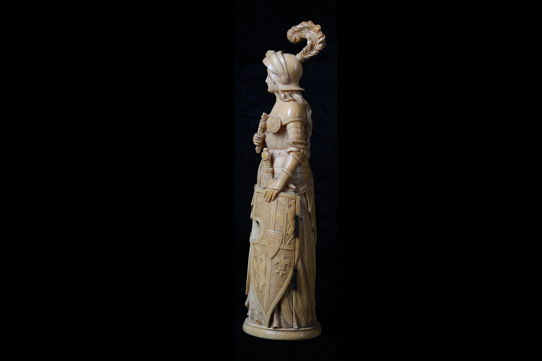 A 19TH CENTURY DIEPPE IVORY TRIPTYCH FIGURE OF JOAN OF ARC the standing figure holding a shield in - Image 3 of 11