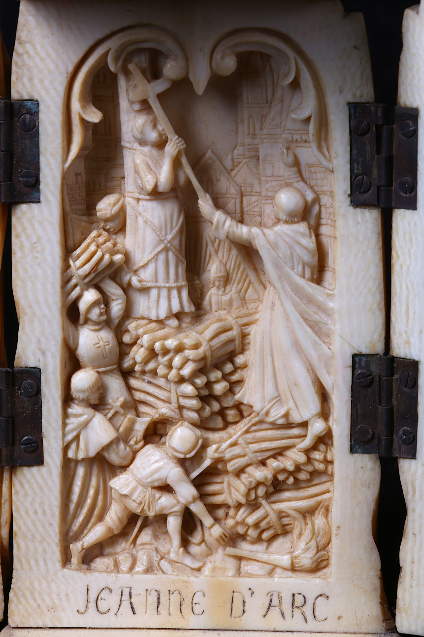 A 19TH CENTURY DIEPPE IVORY TRIPTYCH FIGURE OF JOAN OF ARC the standing figure holding a shield in - Image 9 of 11