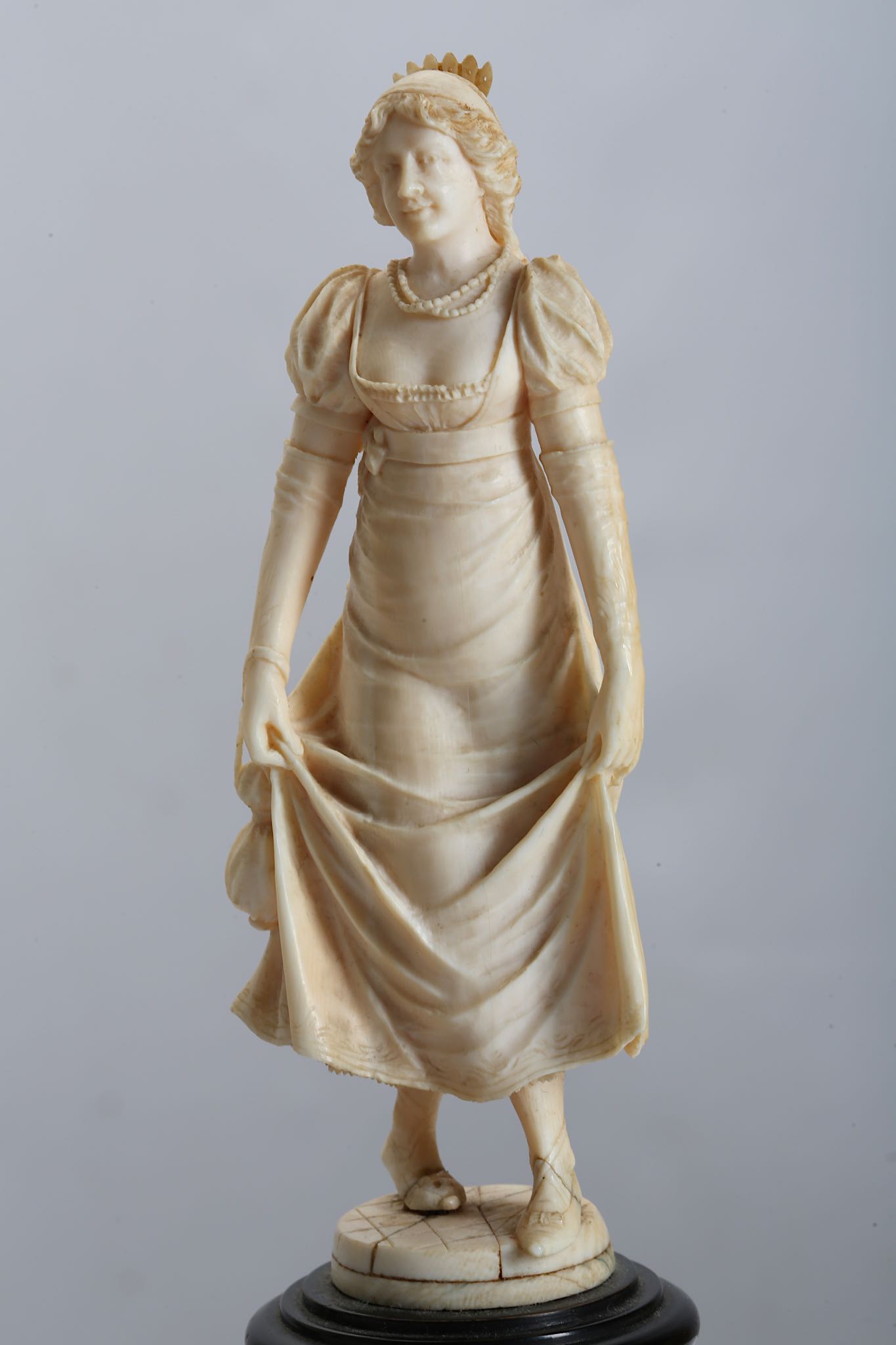 A PAIR OF EARLY 19TH CENTURY FRENCH (DIEPPE) IVORY FIGURES OF A LADY AND GENTLEMAN DANCING the - Image 6 of 7