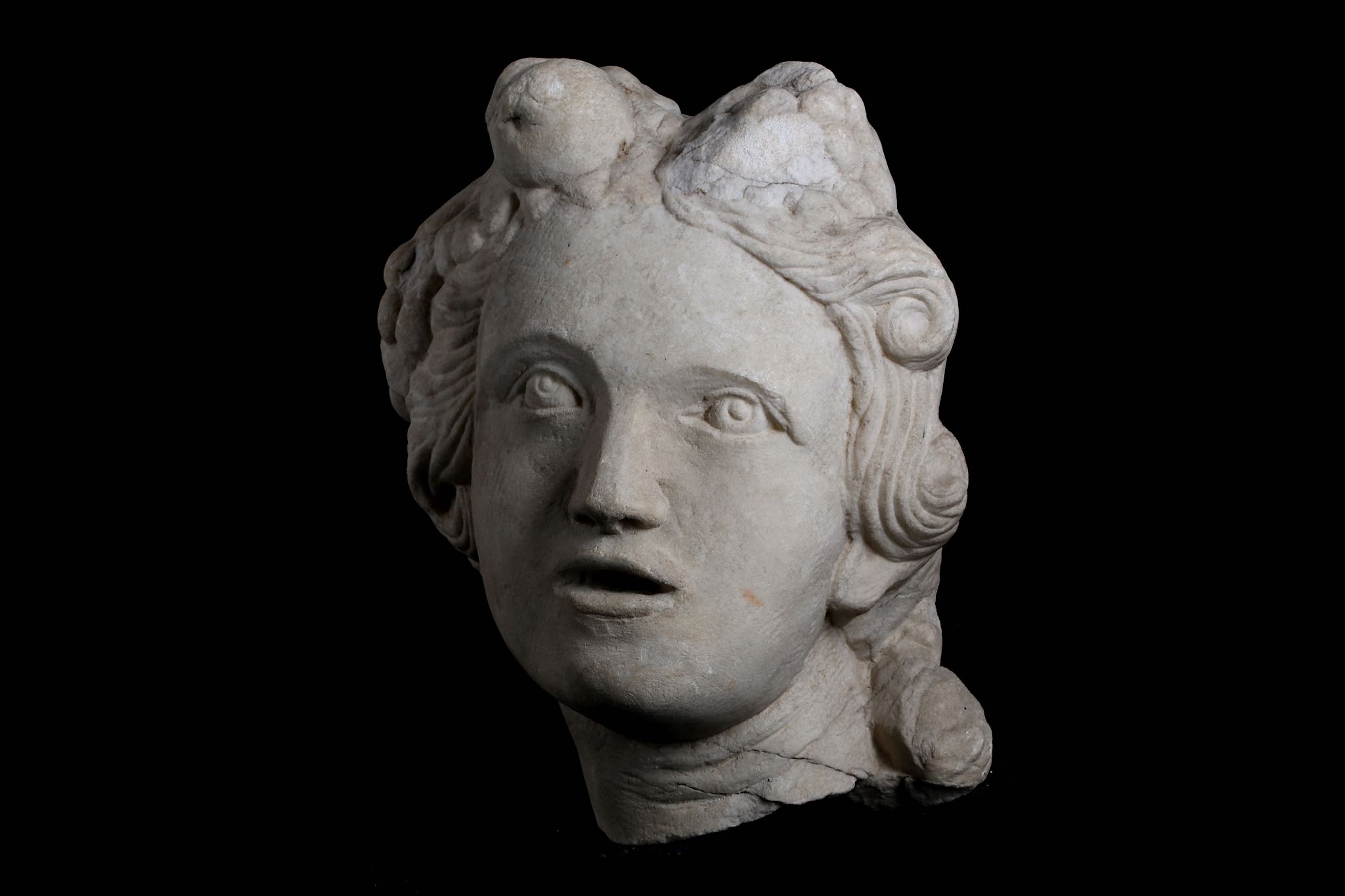 A 17TH CENTURY ITALIAN MARBLE HEAD OF A BACCHANTE / CERES her mouth open and her hair adorned with - Image 2 of 6
