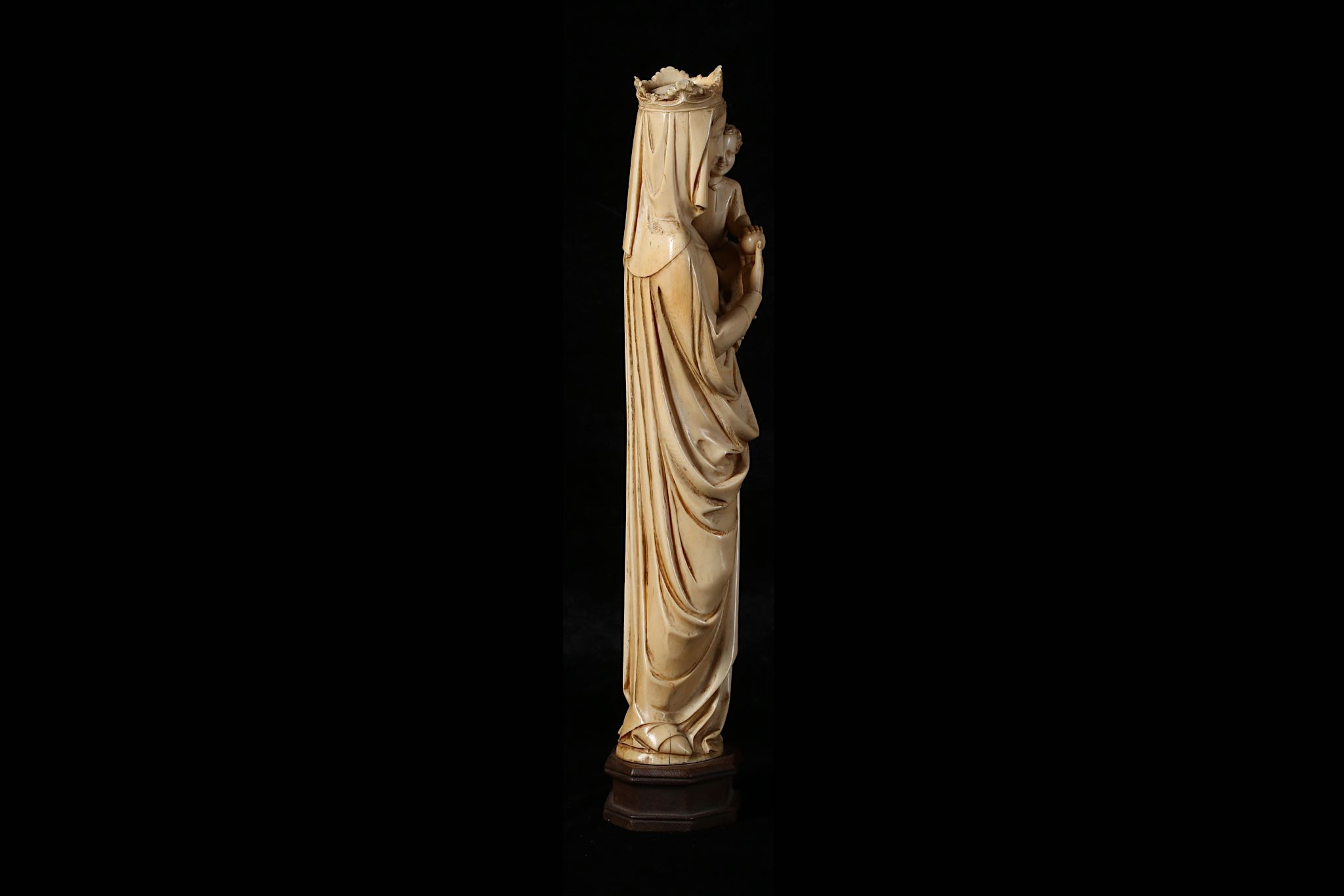 A LARGE 19TH CENTURY FRENCH (DIEPPE) CARVED IVORY FIGURE OF THE VIRGIN AND CHILD IN THE GOTHIC STYLE - Image 4 of 5