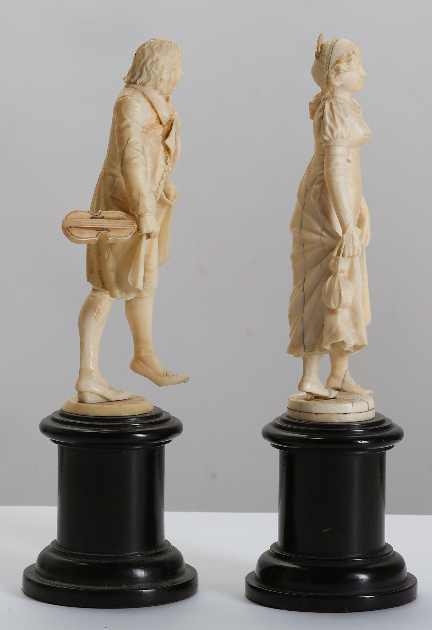 A PAIR OF EARLY 19TH CENTURY FRENCH (DIEPPE) IVORY FIGURES OF A LADY AND GENTLEMAN DANCING the - Image 4 of 7