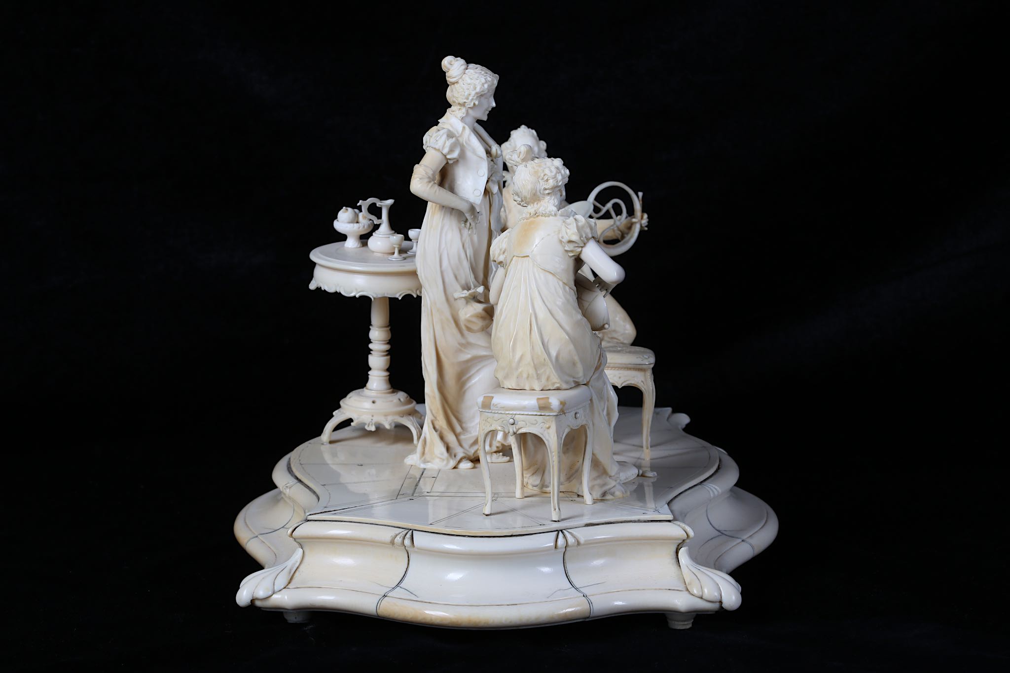 A LARGE LATE 19TH CENTURY GERMAN / AUSTRIAN CARVED IVORY FIGURAL GROUP OF AN INTERIOR SCENE - Image 7 of 9