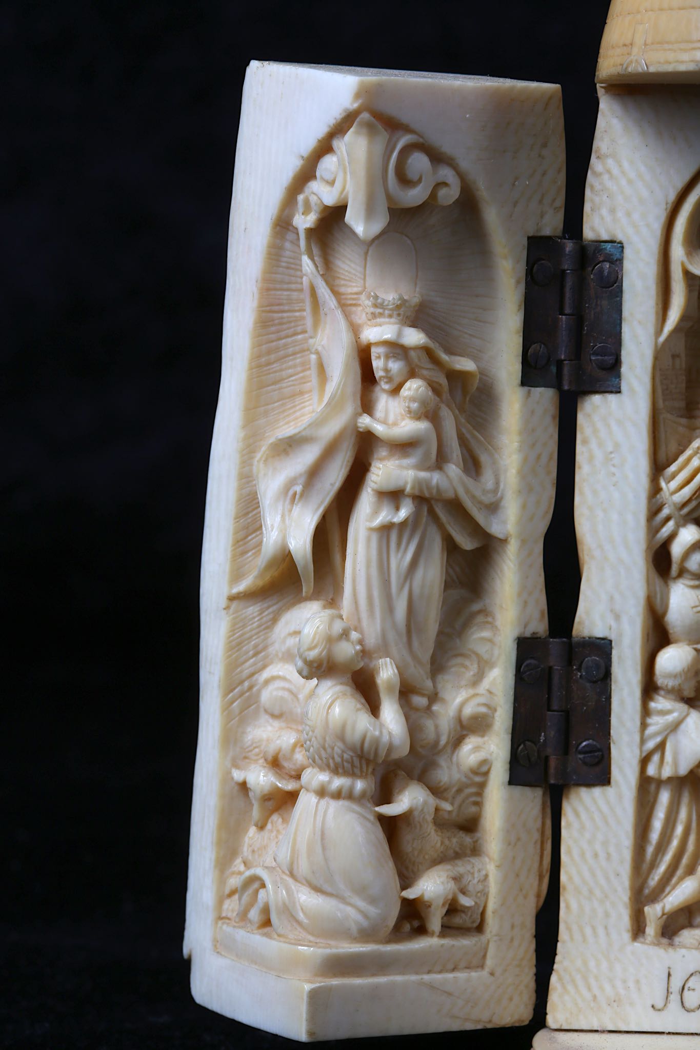 A 19TH CENTURY DIEPPE IVORY TRIPTYCH FIGURE OF JOAN OF ARC the standing figure holding a shield in - Image 10 of 11