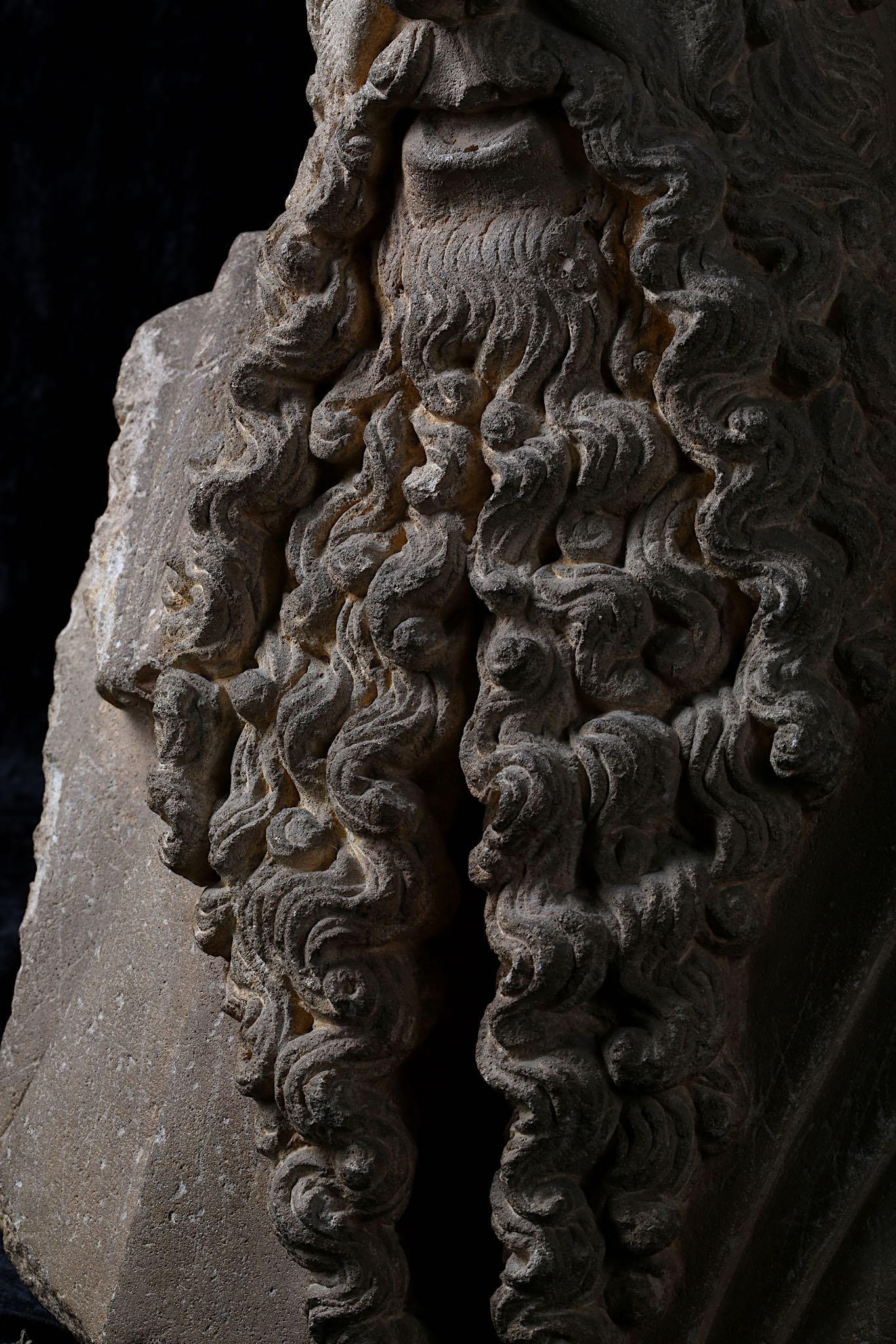 AN IMPORTANT LATE 15TH CENTURY ITALIAN CARVED SANDSTONE BUST OF A BEARDED MAN, CIRCLE OF ANGELO DI - Image 5 of 14