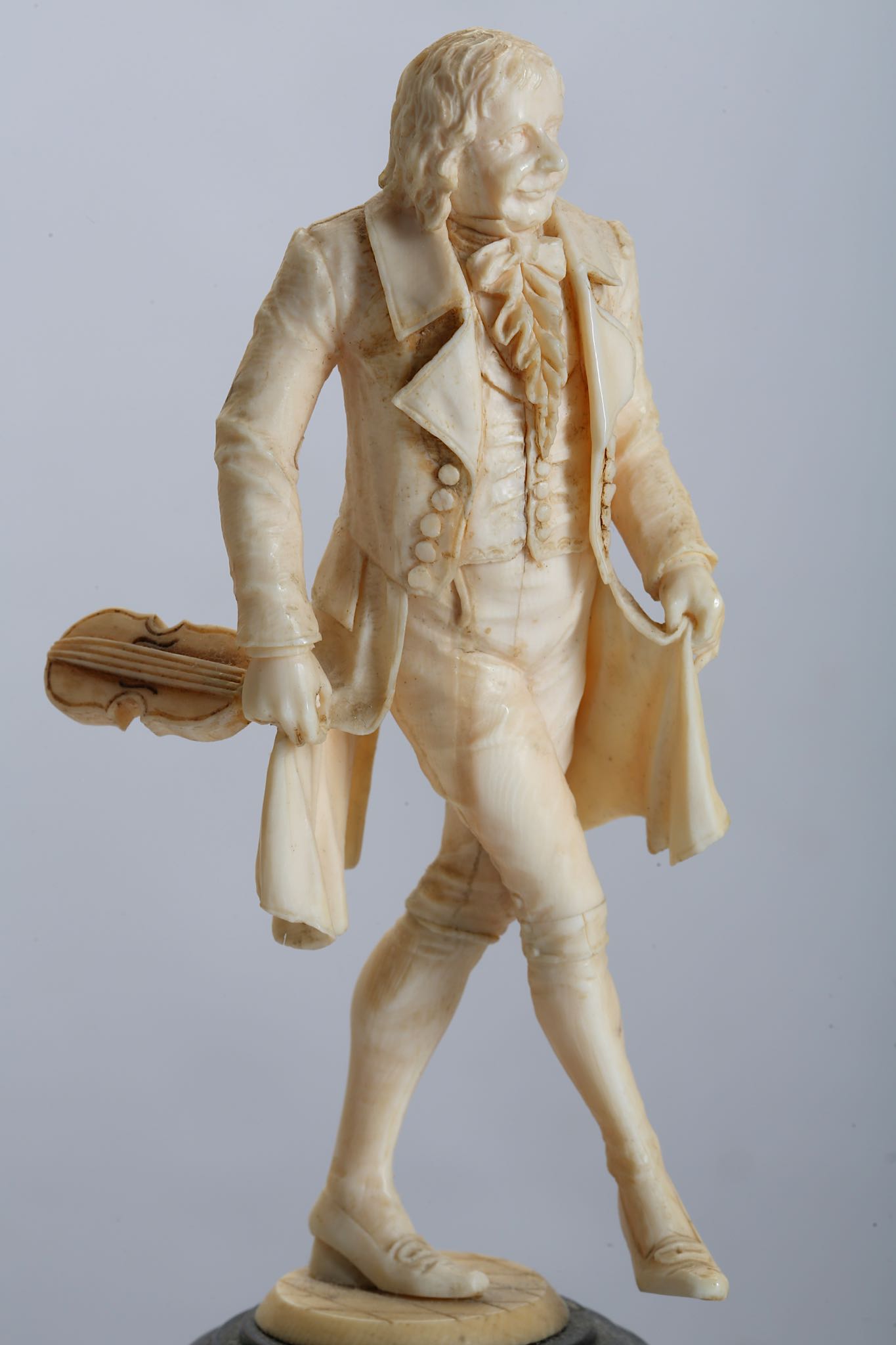 A PAIR OF EARLY 19TH CENTURY FRENCH (DIEPPE) IVORY FIGURES OF A LADY AND GENTLEMAN DANCING the - Image 5 of 7