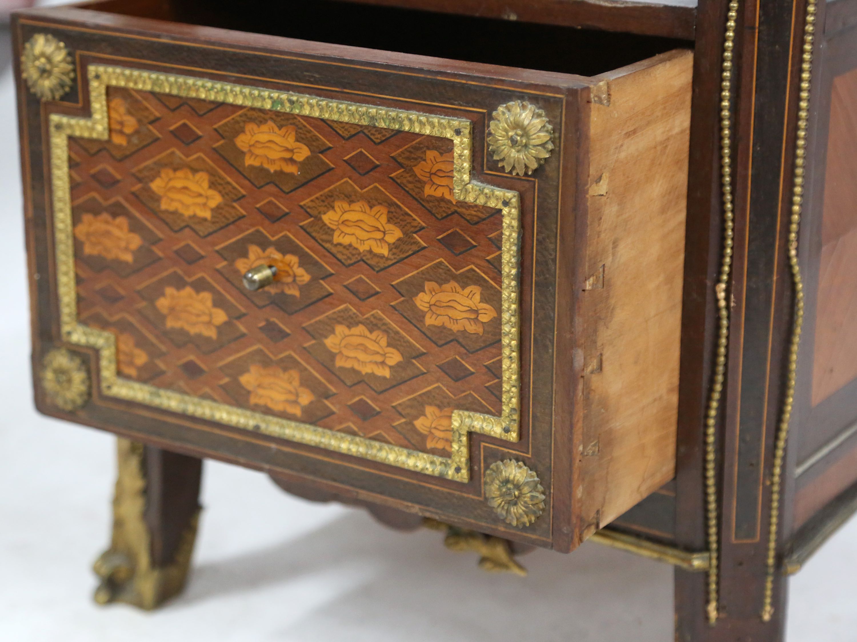A LATE 19TH CENTURY FRENCH MAHOGANY, CUBE PARQUETR - Image 6 of 7