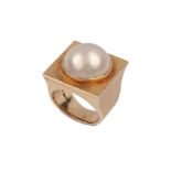 A mabé cultured pearl ring