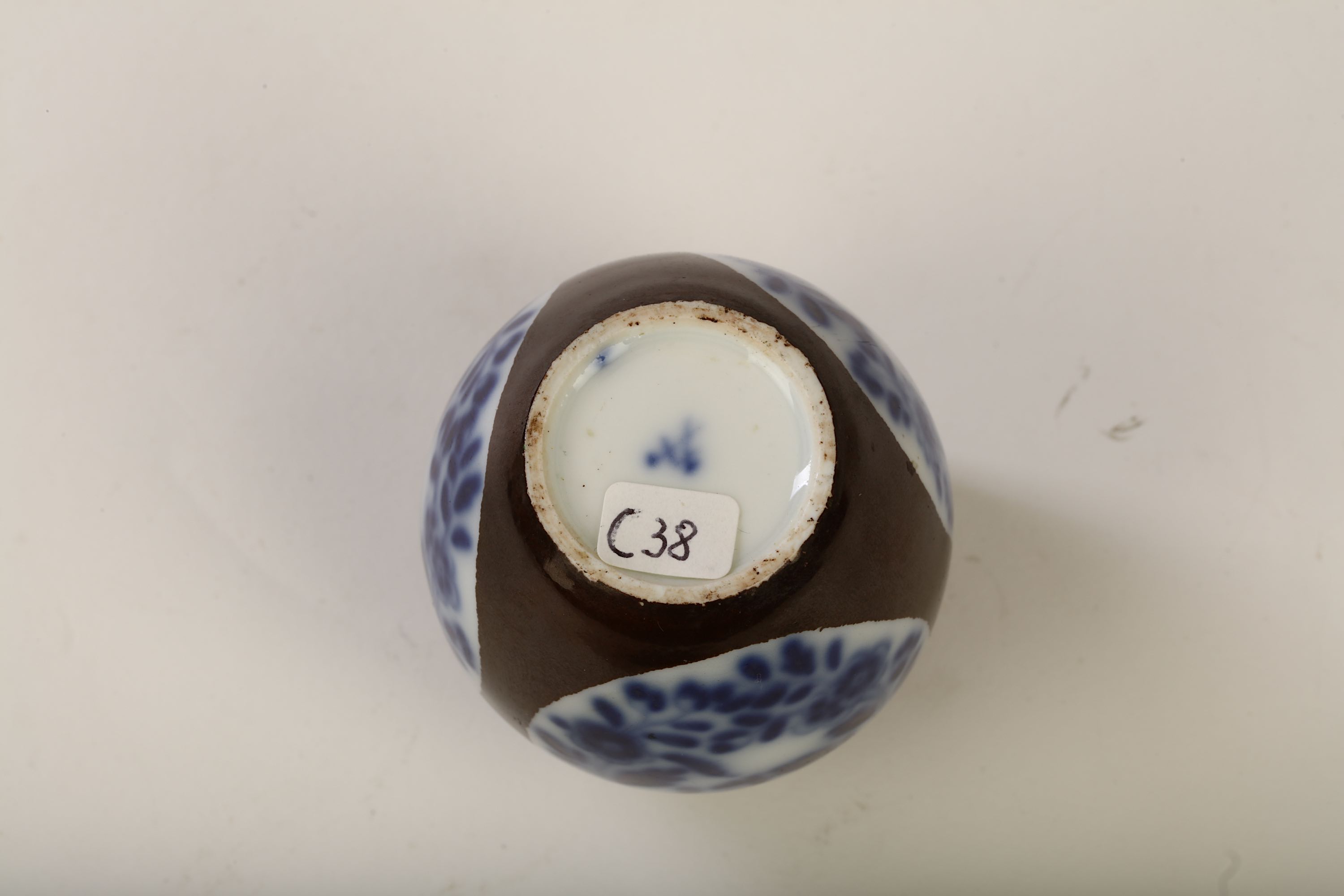 A SMALL MEISSEN VASE - Image 3 of 3