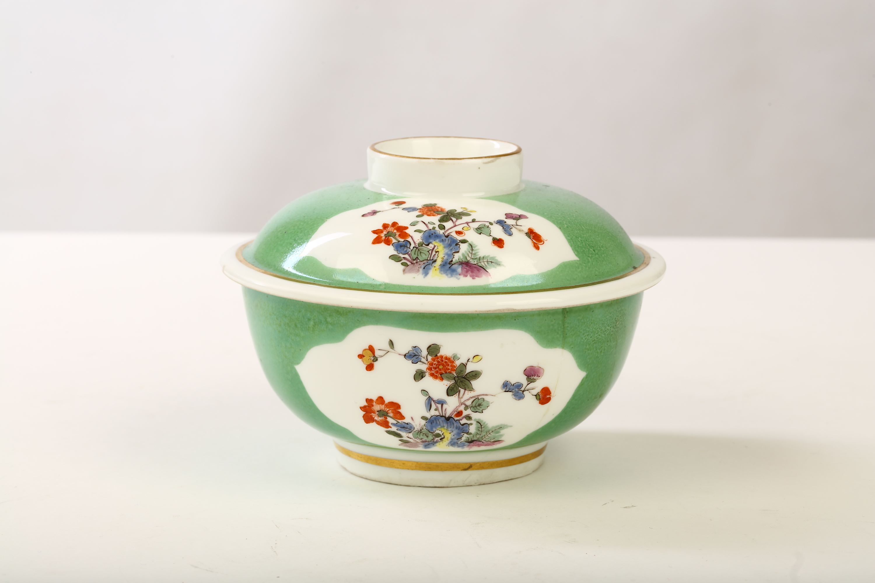 A RARE MEISSEN GREEN-GROUND SUGAR BOWL AND COVER - Image 2 of 3