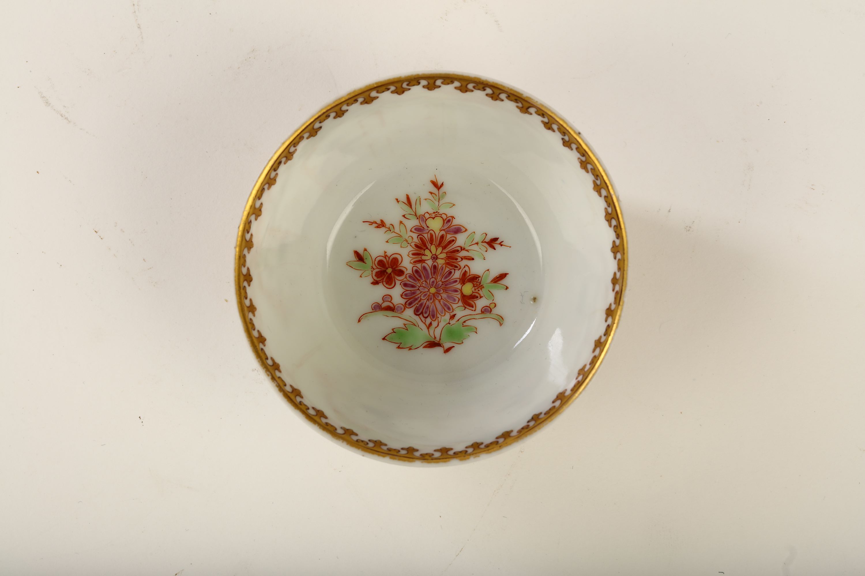 A HAUSMALER-DECORATED CHINESE EXPORT PORCELAIN TEABOWL - Image 3 of 4