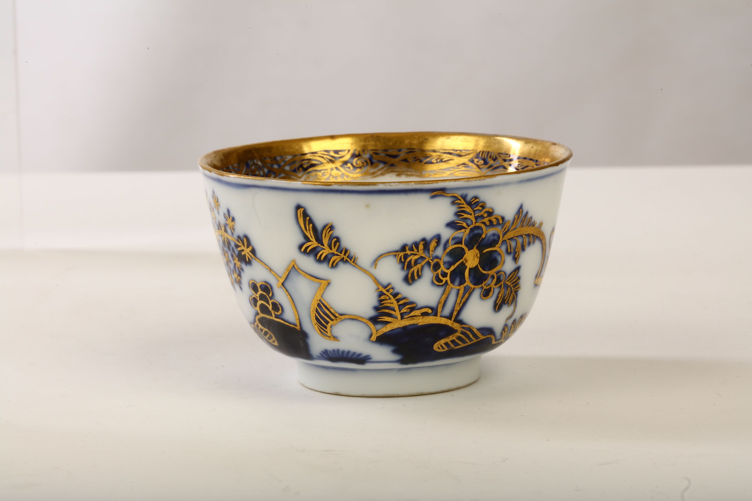 A MEISSEN HAUSMALER TEABOWL AND SAUCER - Image 2 of 4