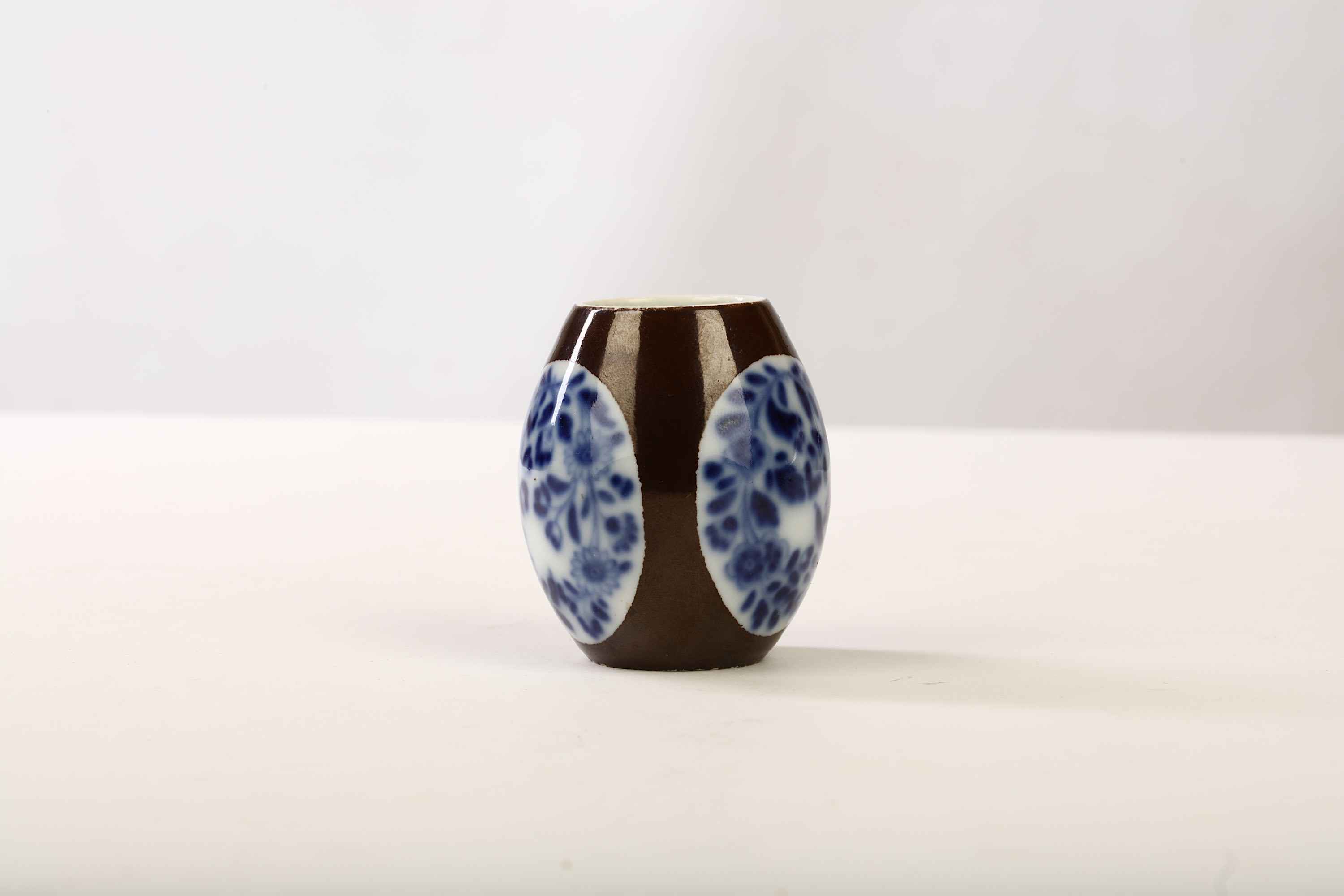 A SMALL MEISSEN VASE - Image 2 of 3